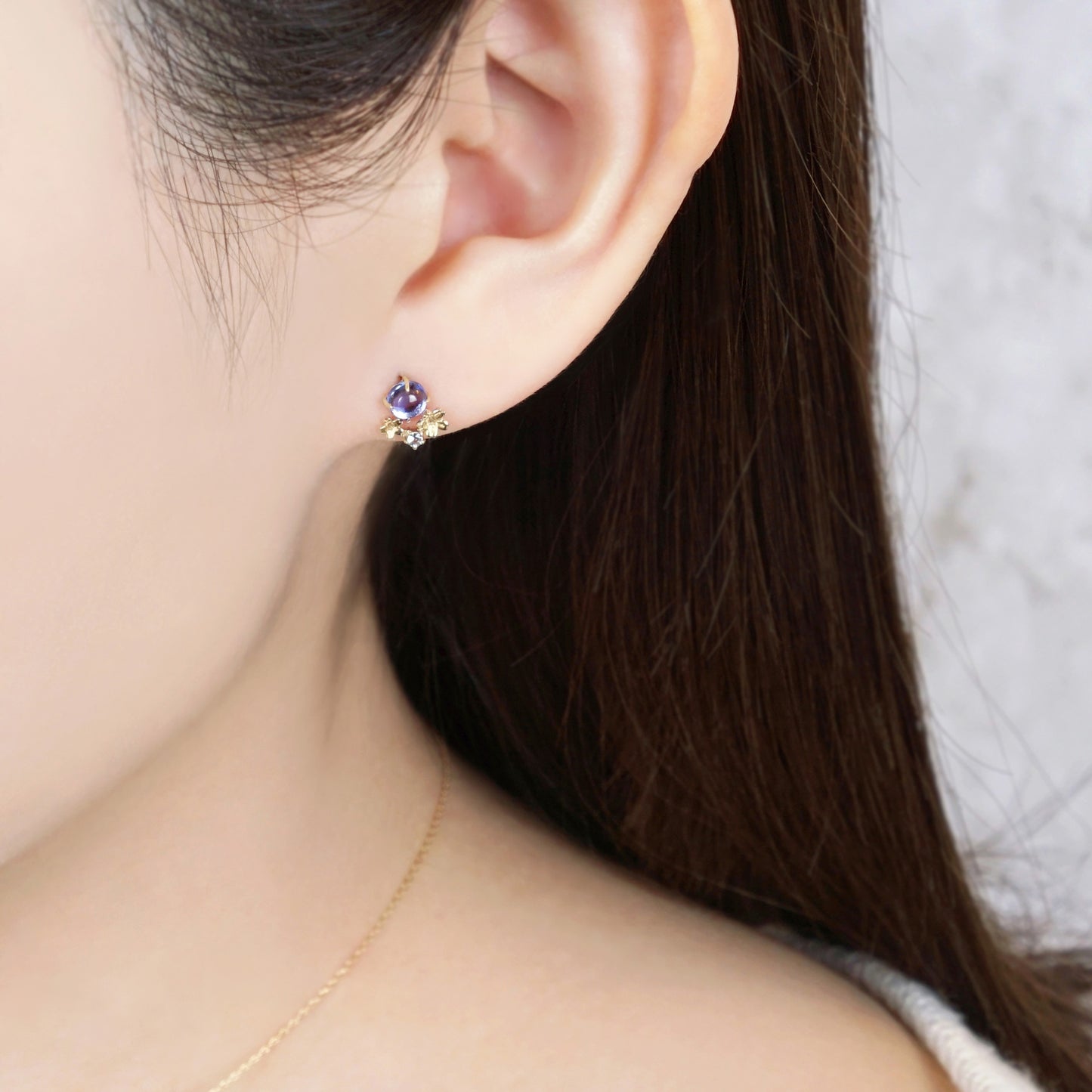 [Birth Flower Jewelry] March Forget-me-not Earrings (Yellow Gold) - Model Image