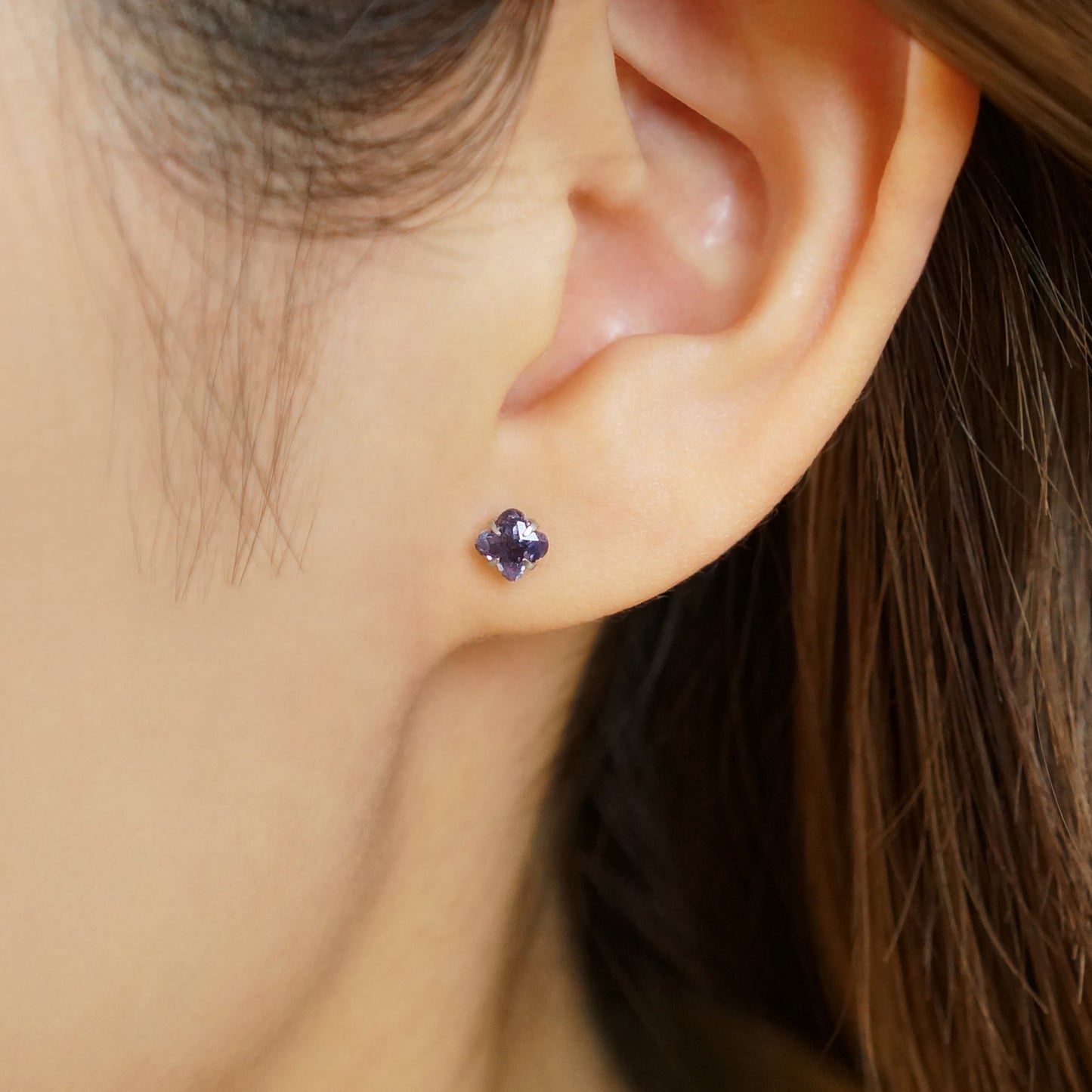 [Second Earrings] Platinum Lily Cut Iolite Earrings - Model Image