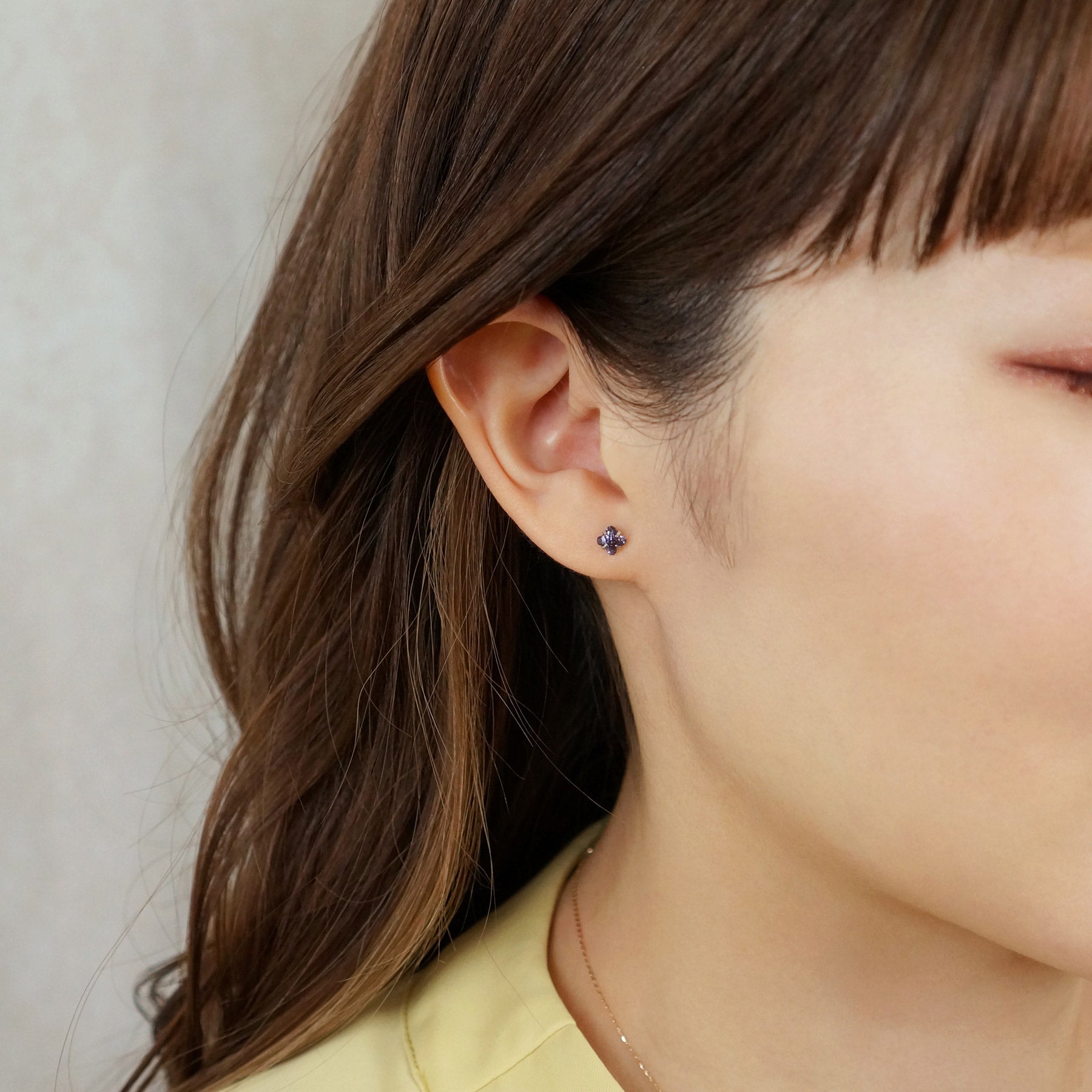 [Second Earrings] Platinum Lily Cut Iolite Earrings - Model Image