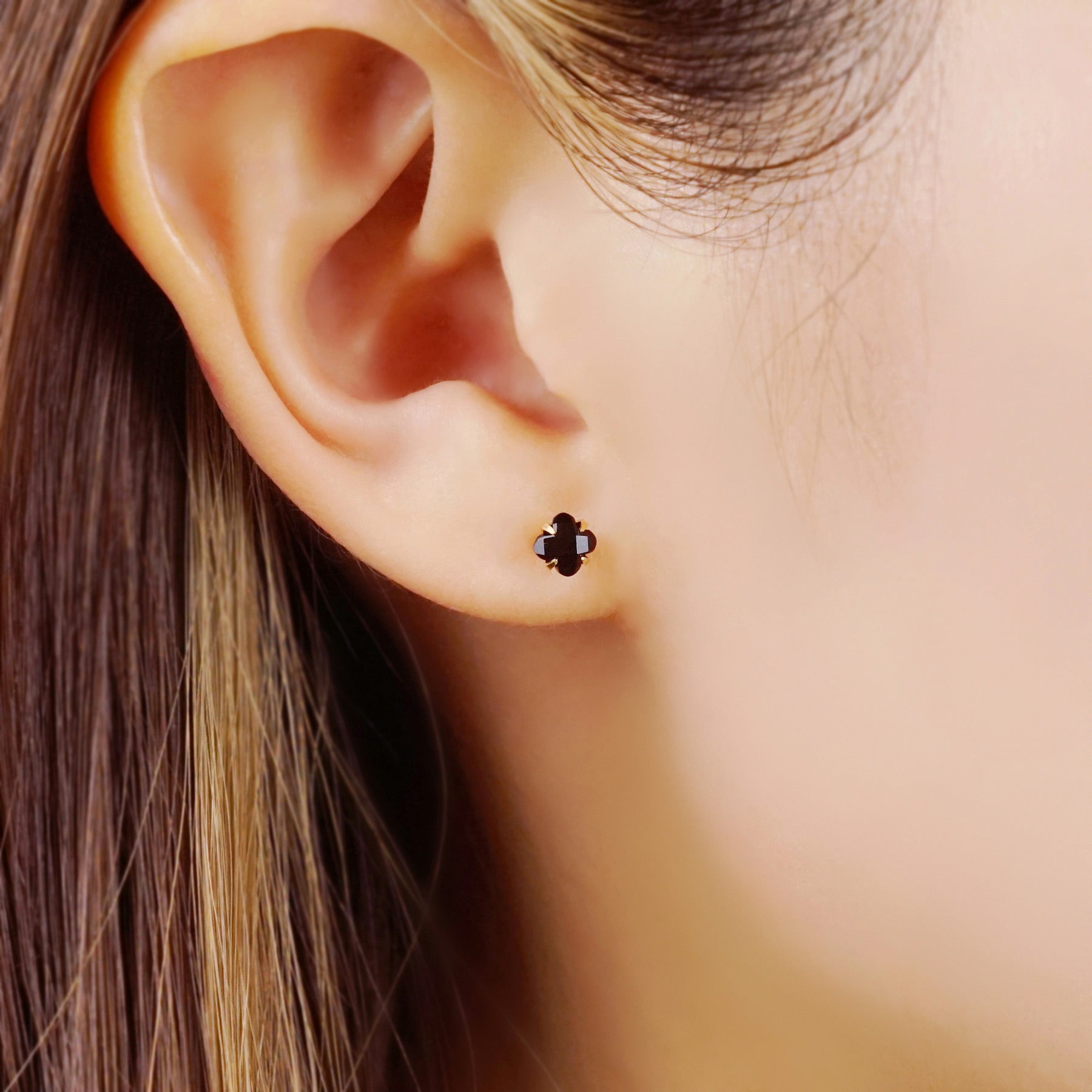 [Second Earrings] 18K Yellow Gold Lily-Cut Onyx Earrings - Model Image