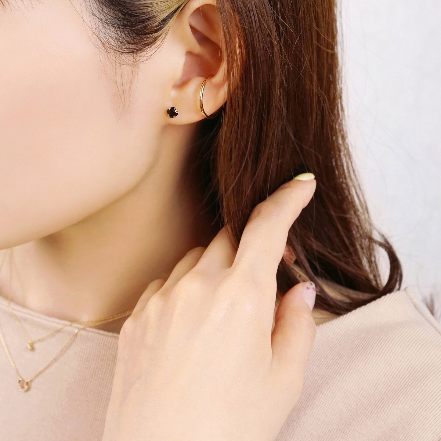 [Second Earrings] 18K Yellow Gold Lily-Cut Onyx Earrings - Model Image