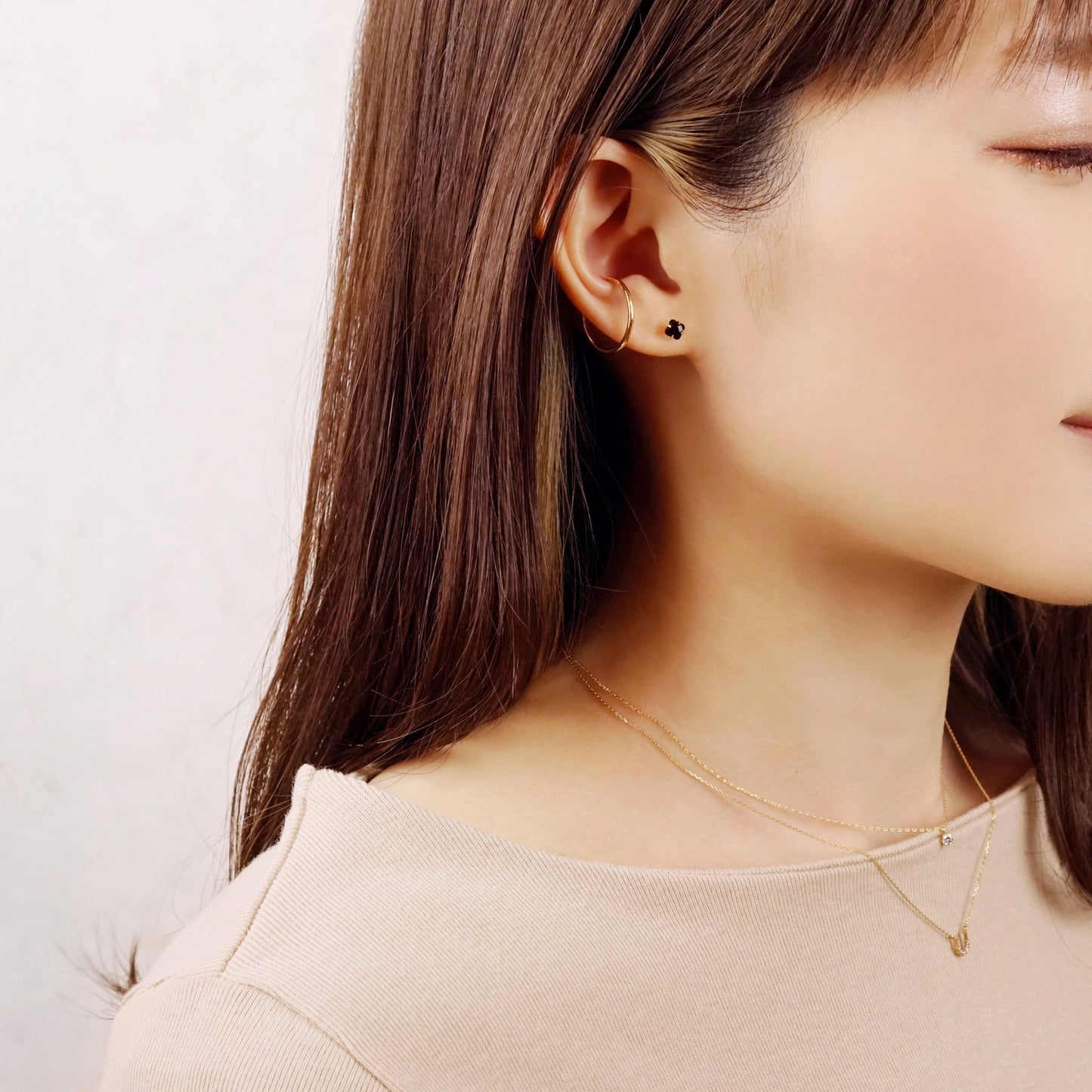 [Second Earrings] 18K Yellow Gold Lily-Cut Onyx Earrings - Model Image