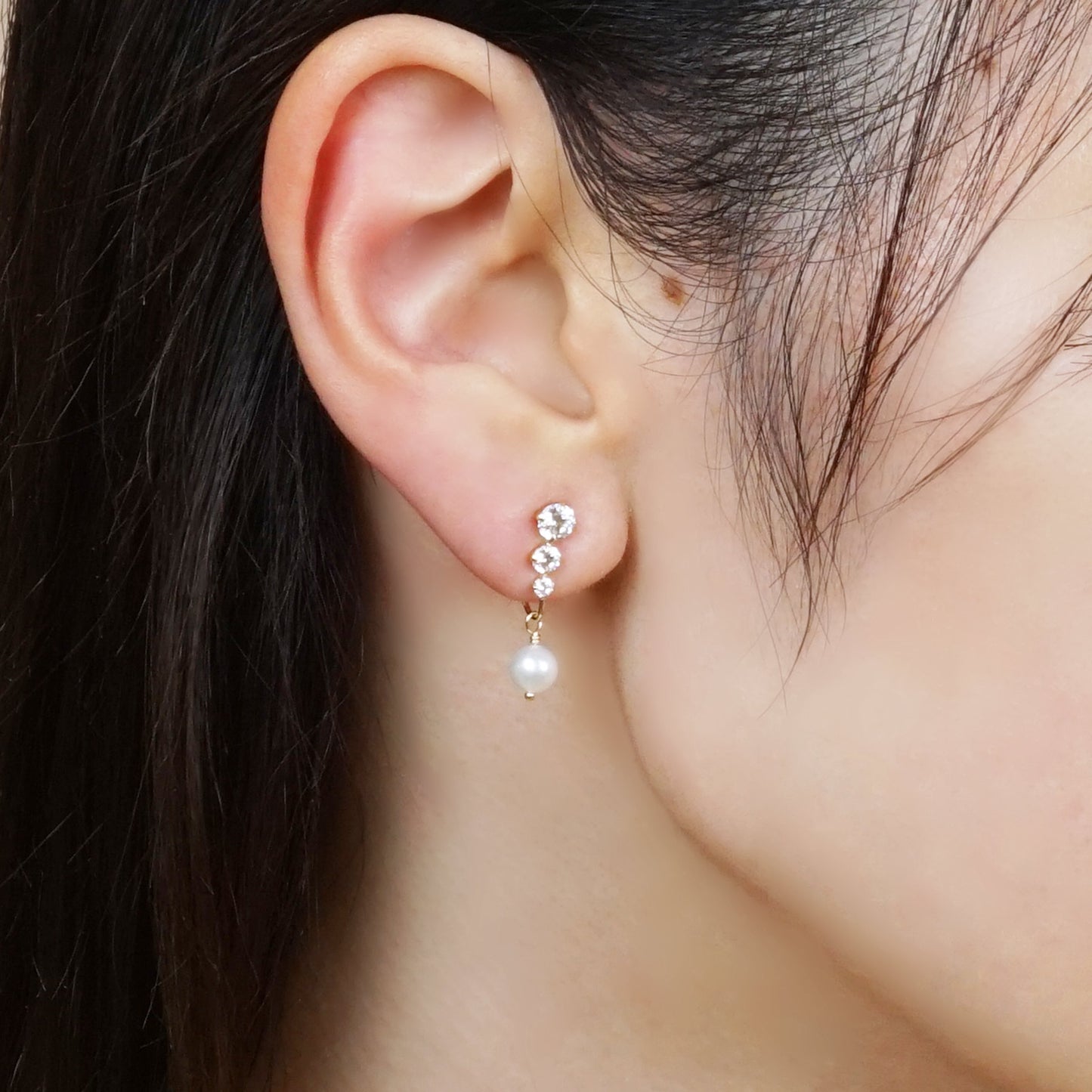 [Airy Clip-On Earrings] Swinging Pearl Earrings (10K Yellow Gold) - Model Image
