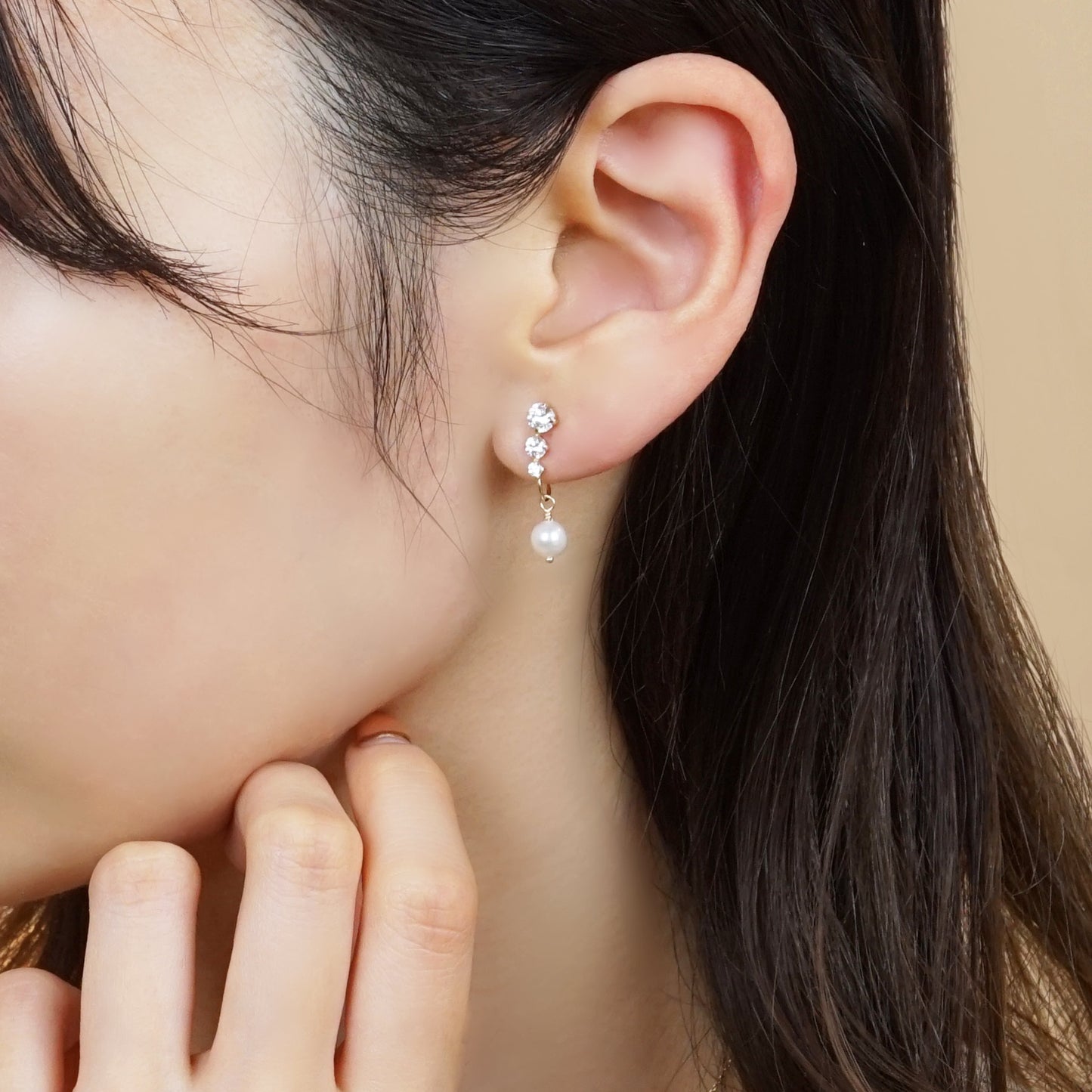 [Airy Clip-On Earrings] Swinging Pearl Earrings (10K Yellow Gold) - Model Image