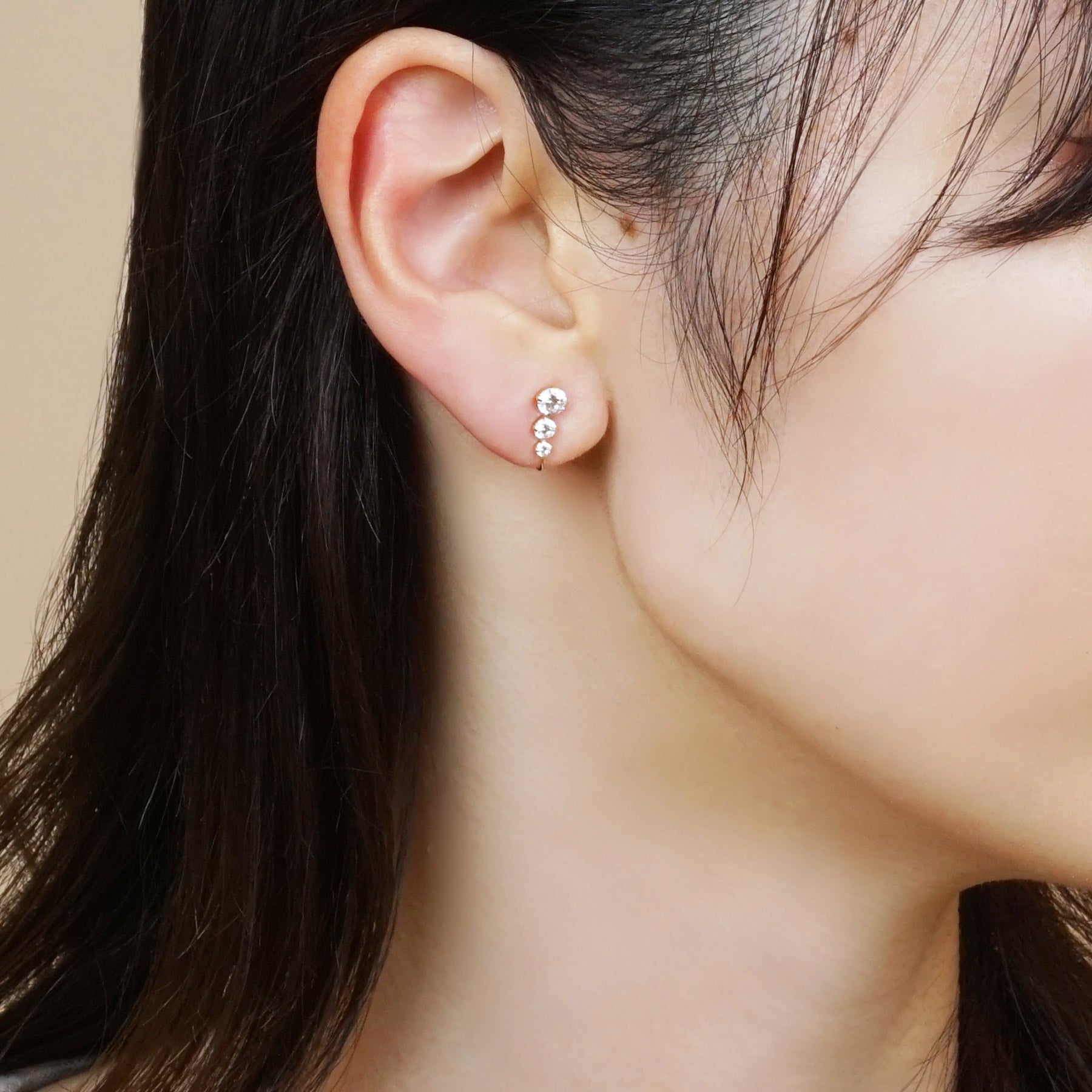 [Airy Clip-On Earrings] Swinging Pearl Earrings (10K Yellow Gold) - Model Image