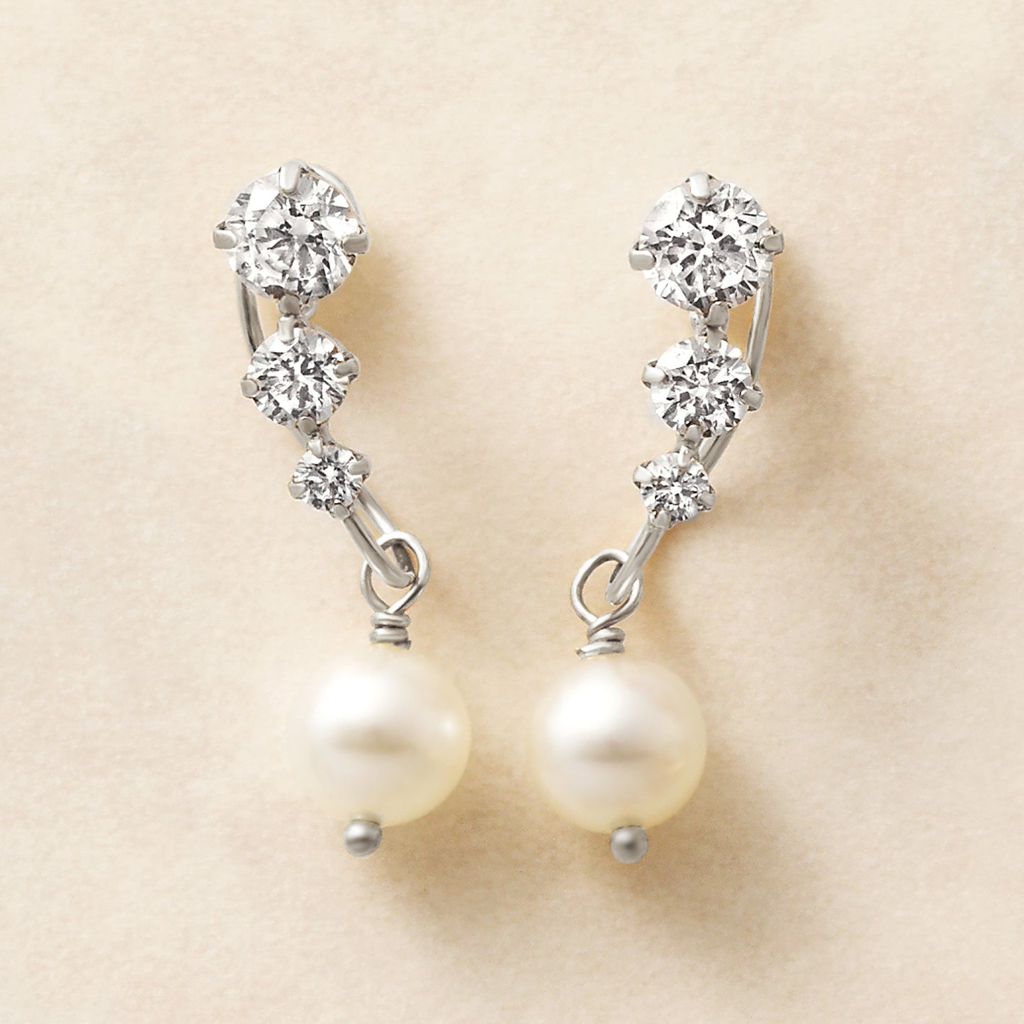 [Airy Clip-On Earrings] Swinging Pearl Earrings (10K White Gold) - Product Image