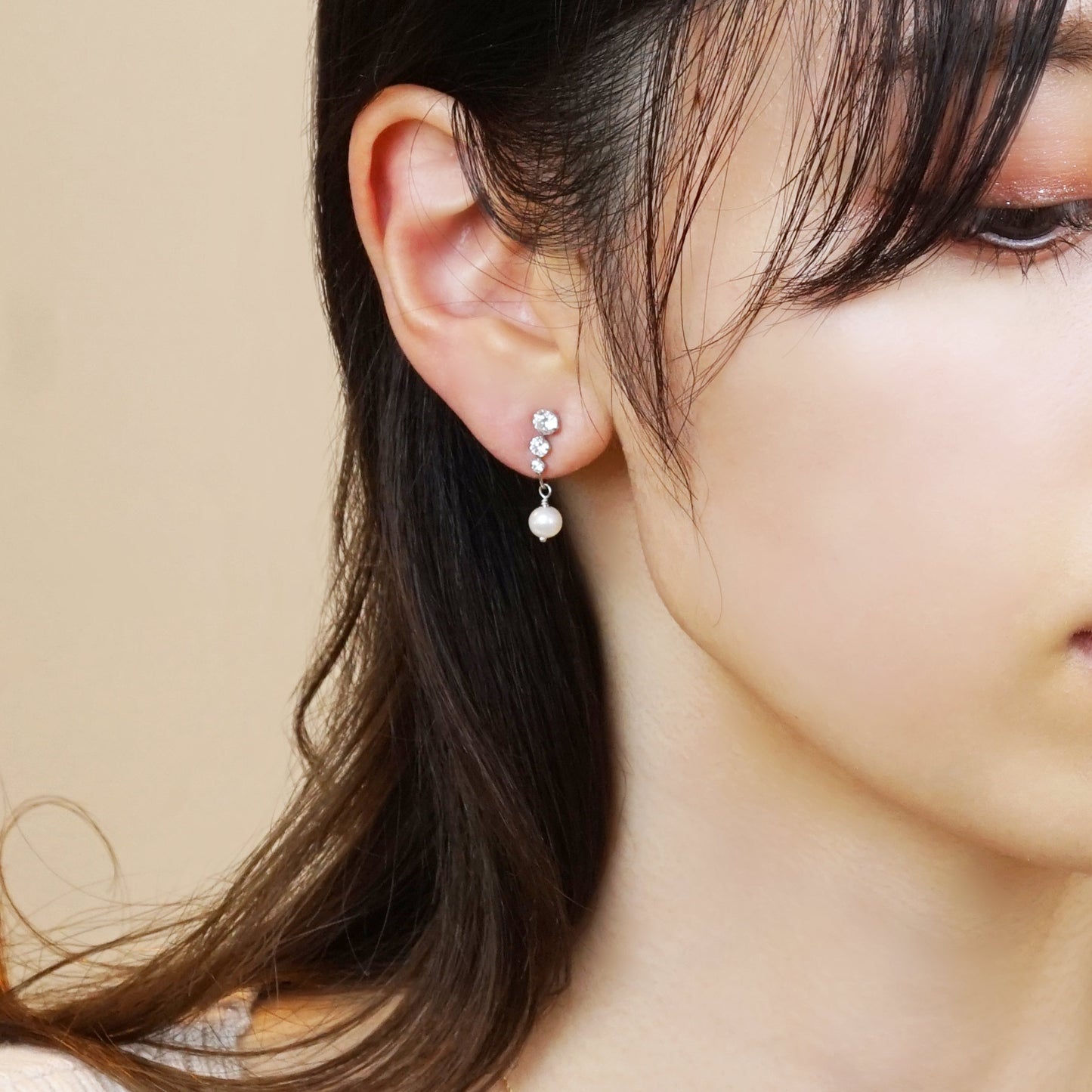 [Airy Clip-On Earrings] Swinging Pearl Earrings (10K White Gold) - Model Image