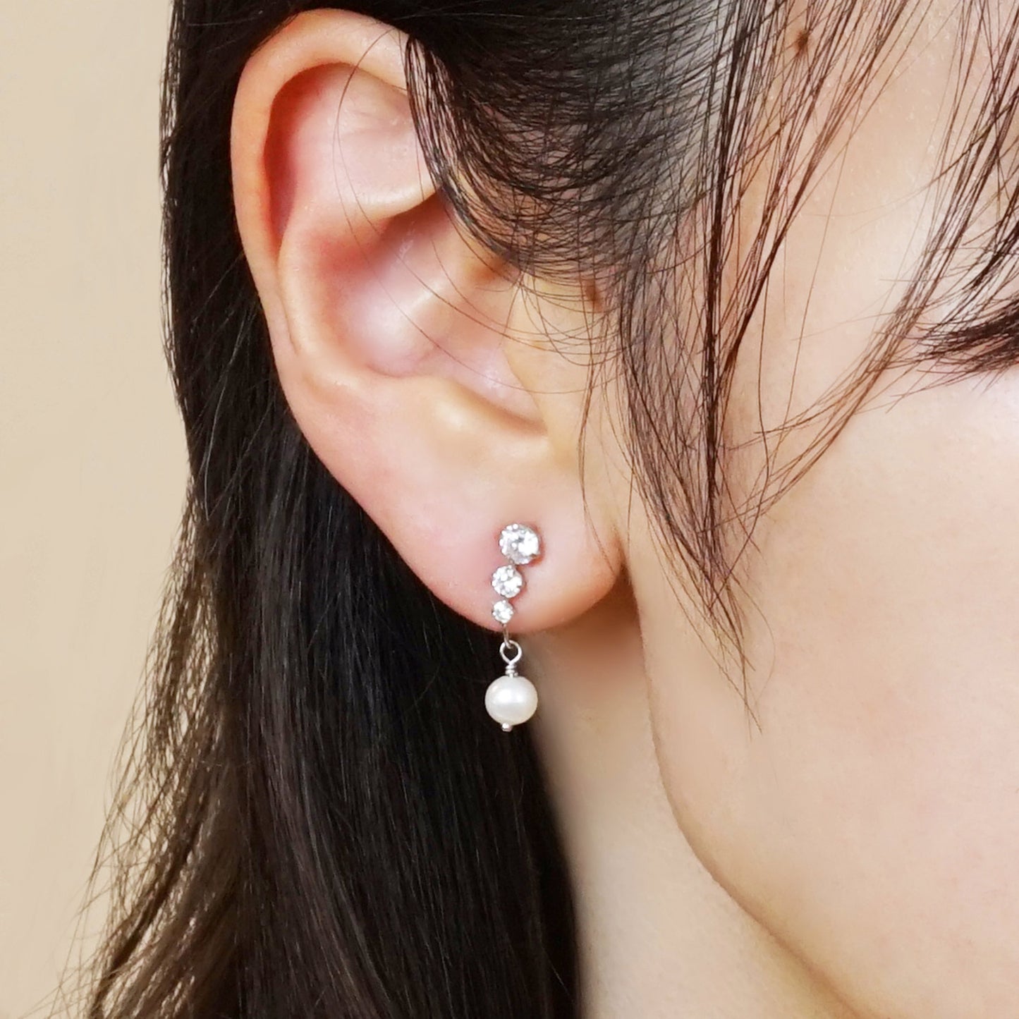 [Airy Clip-On Earrings] Swinging Pearl Earrings (10K White Gold) - Model Image