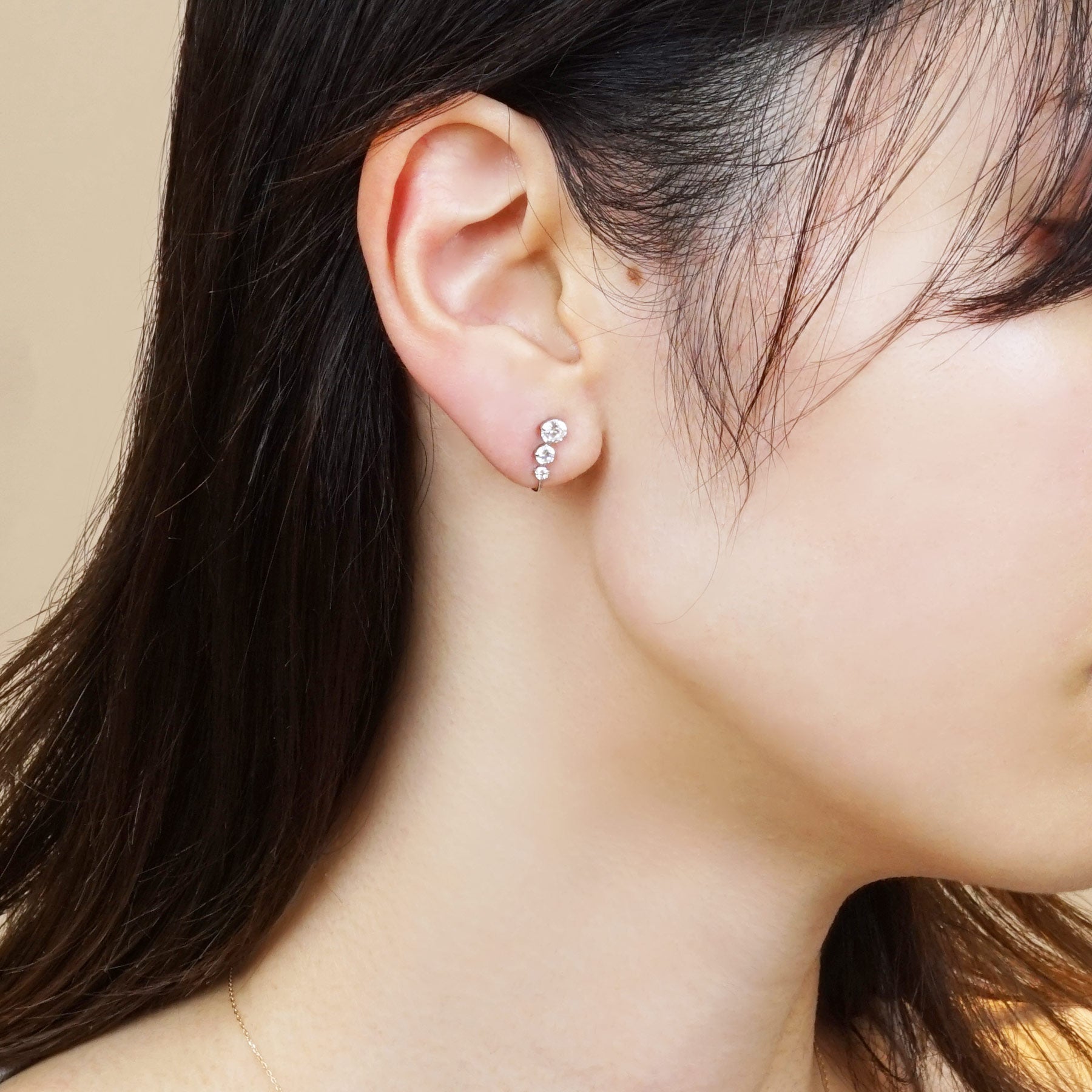 [Airy Clip-On Earrings] Swinging Pearl Earrings (10K White Gold) - Model Image
