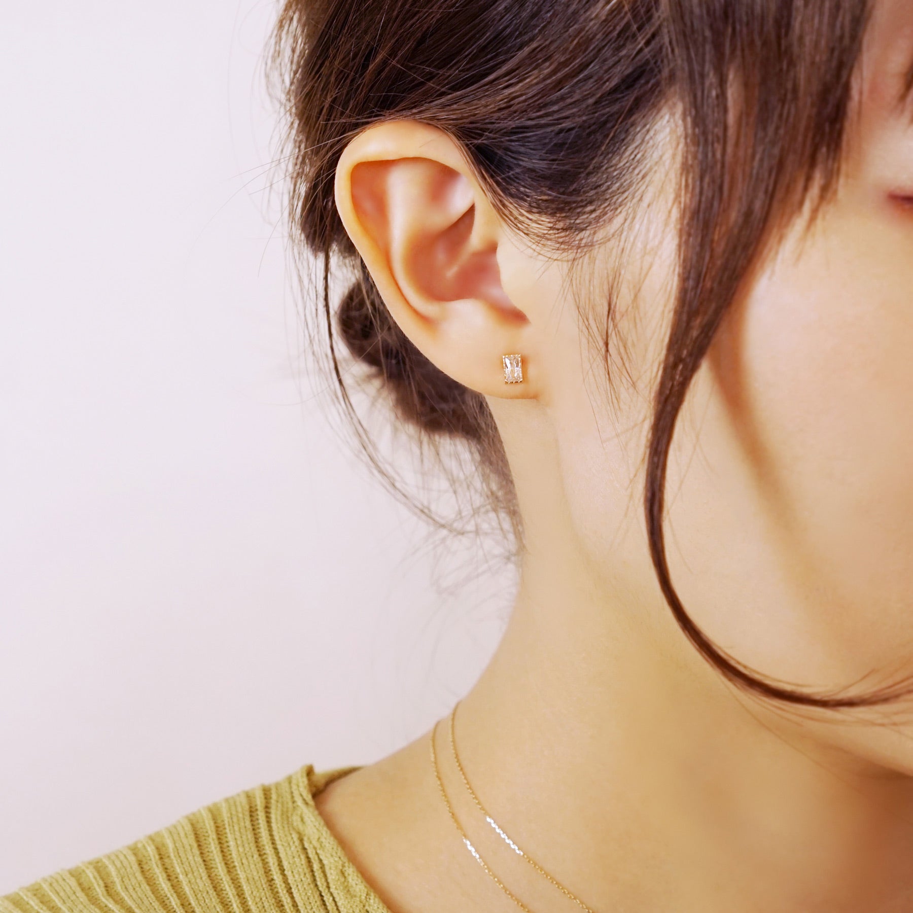 [Second Earrings] 18K Yellow Gold Cubic Zirconia Bucket Cut Earrings - Model Image