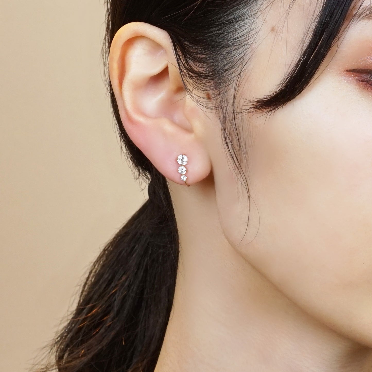 [Airy Clip-On Earrings] Twisted Swinging Earrings (10K Yellow Gold) - Model Image
