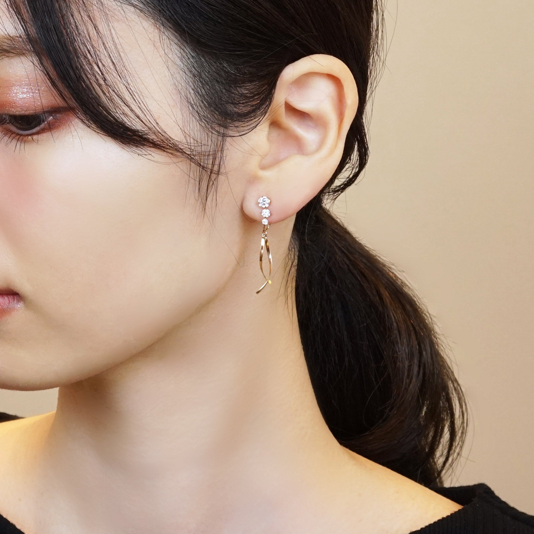[Airy Clip-On Earrings] Twisted Swinging Earrings (10K Yellow Gold) - Model Image