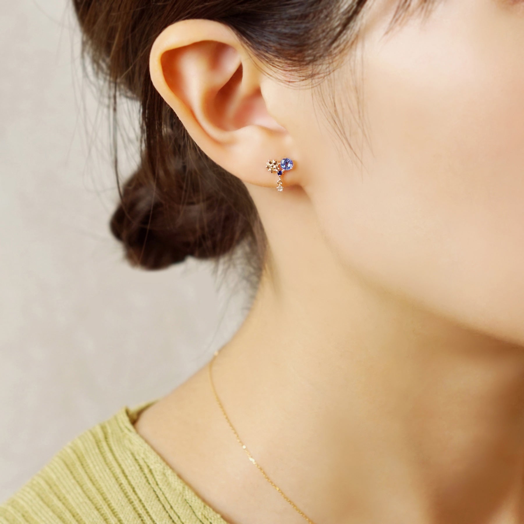 [Birth Flower Jewelry] September Gentian Earrings (Yellow Gold) - Model Image