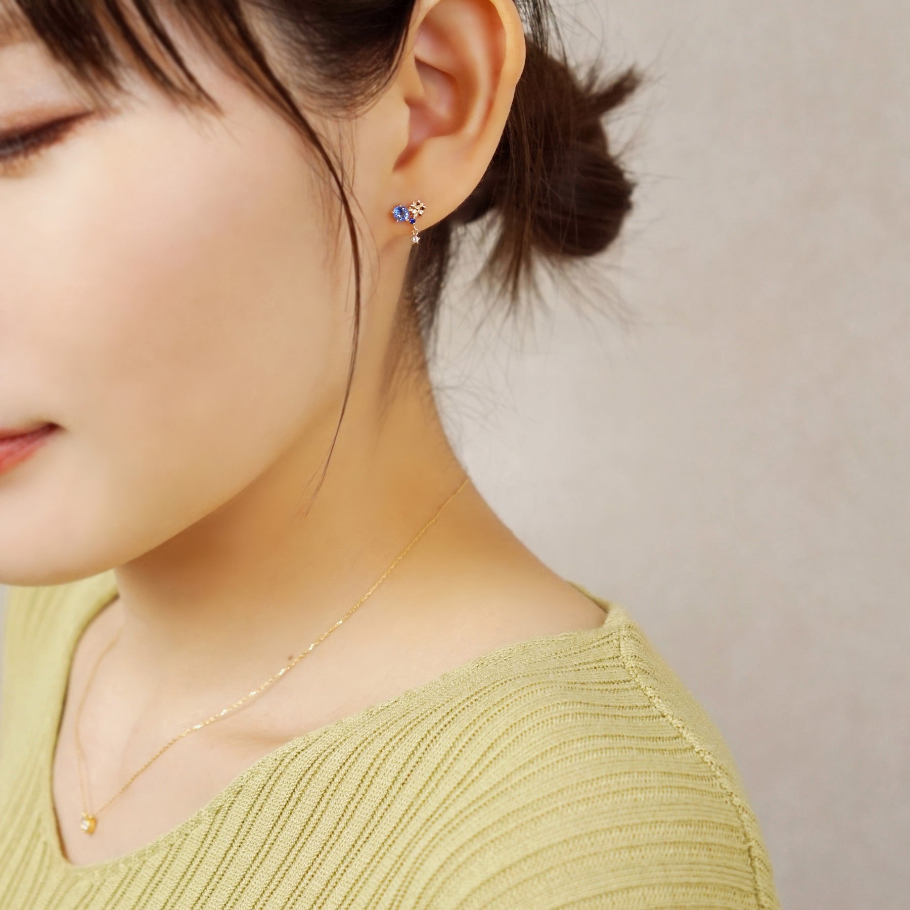 [Birth Flower Jewelry] September Gentian Earrings (Yellow Gold) - Model Image