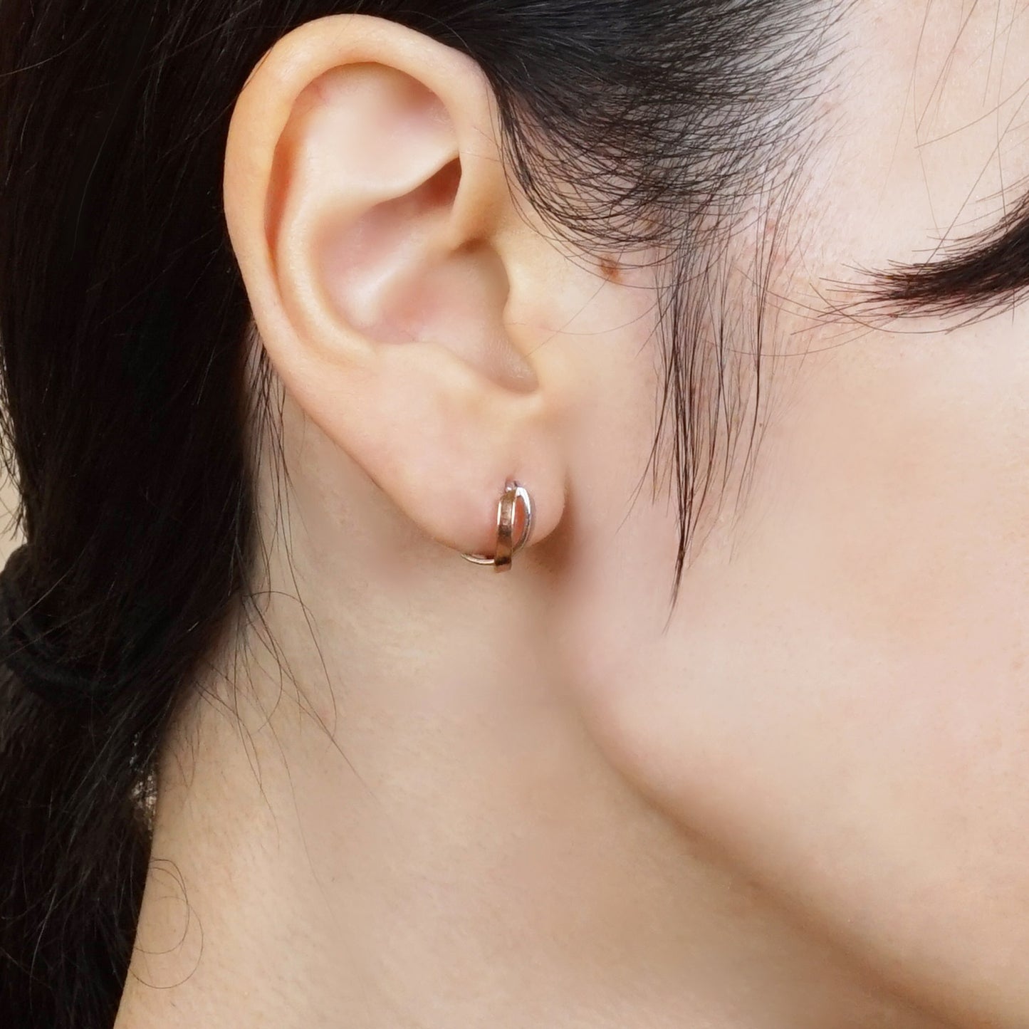 14K/10K Gold Combination Color Hoop Earrings (White Gold / Rose Gold) - Model Image
