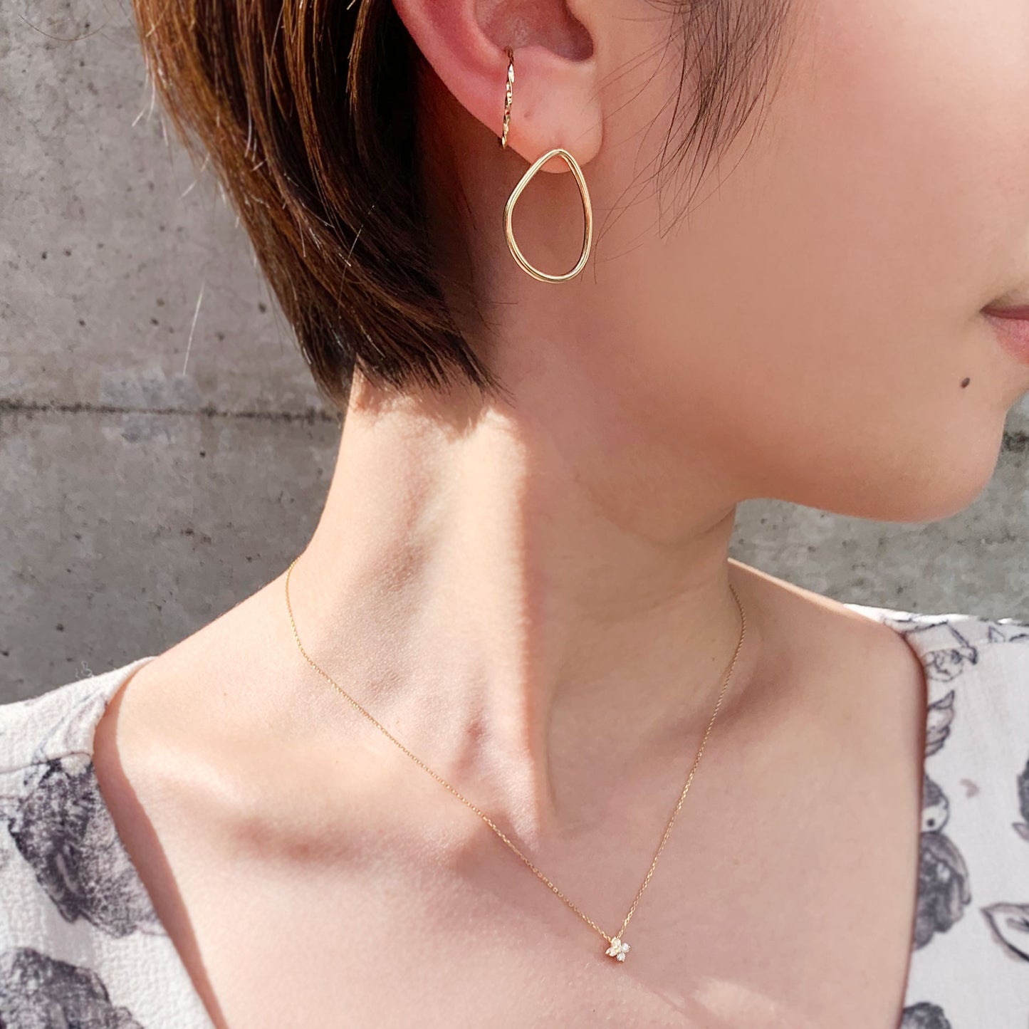 18K Yellow Gold Diamond Flower Necklace - Model Image