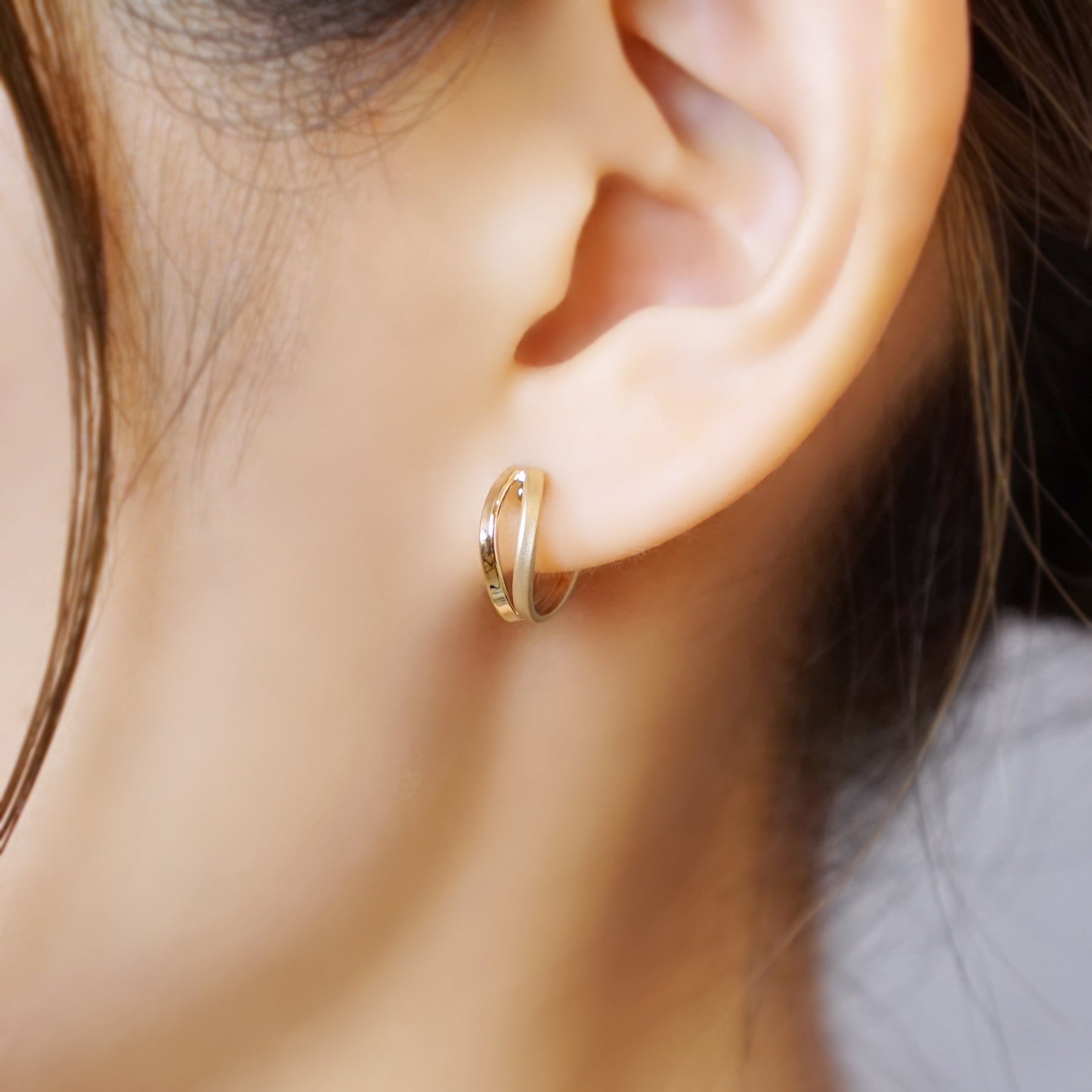 14K/10K Yellow Gold Texture Mixed Hoop Earrings (Small) - Model Image