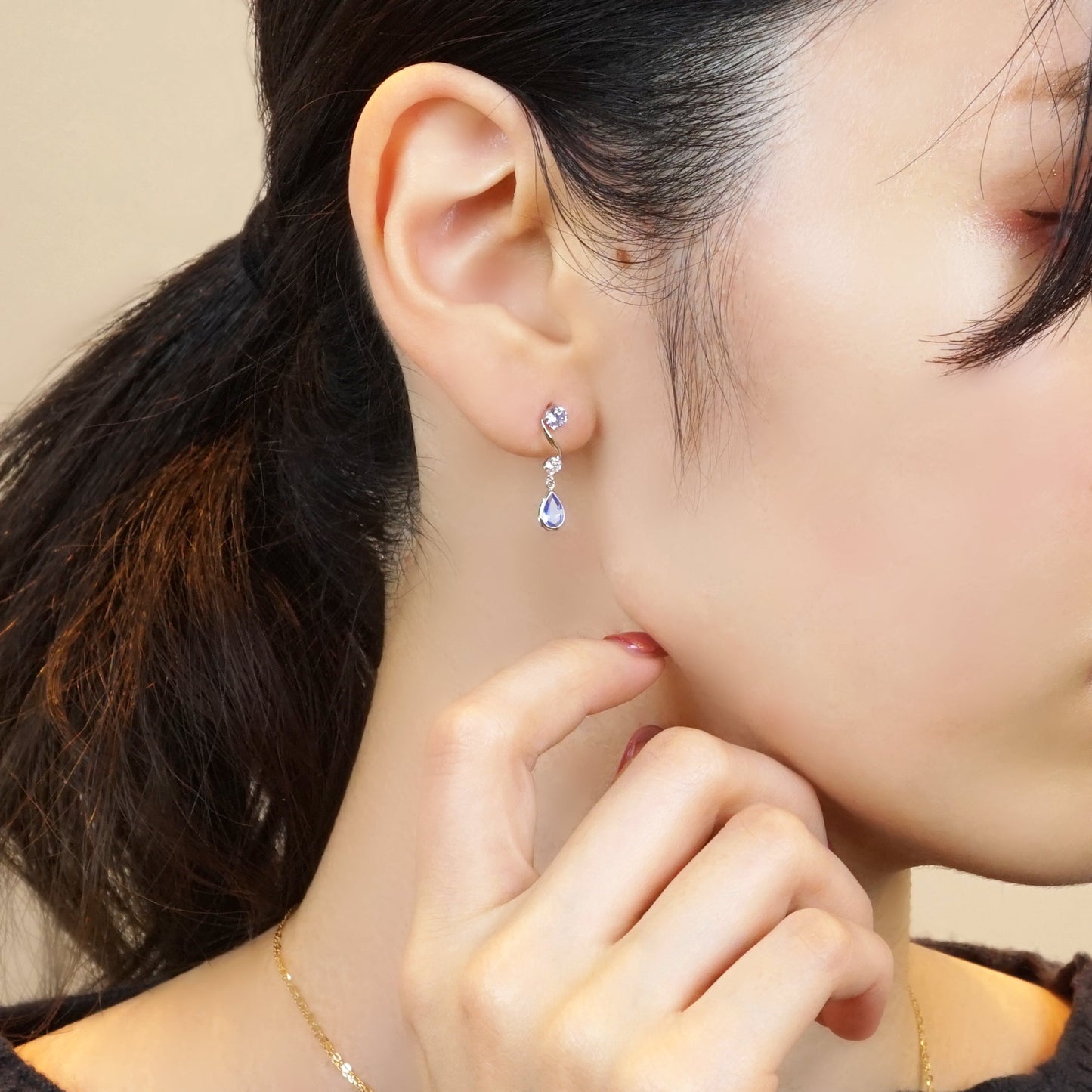 14K/10K White Gold Blue Quartz Swinging Earrings - Model Image