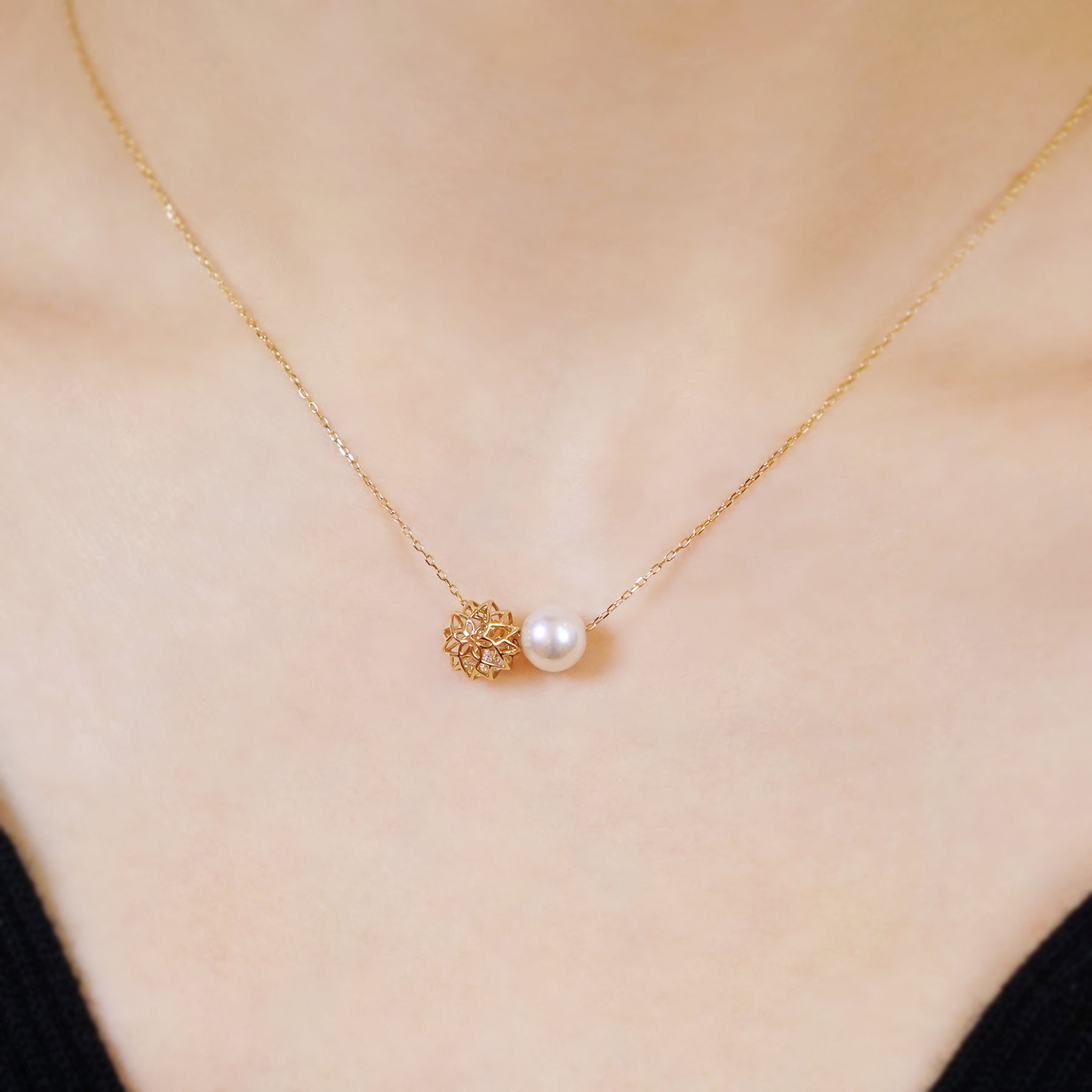 [Pannier] 10K Yellow Gold Pearl Flower Shaped Necklace - Model Image