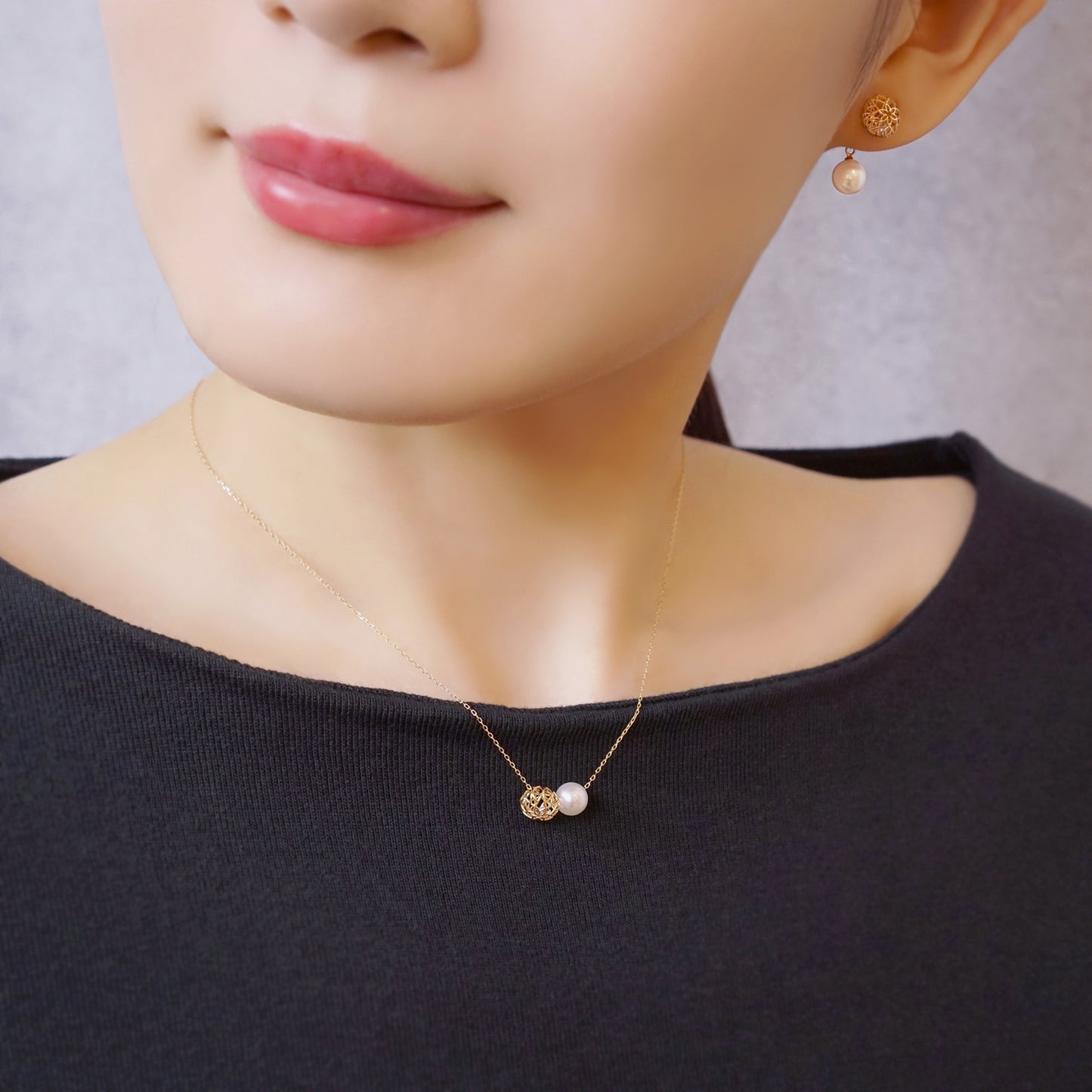 [Pannier] 10K Yellow Gold Pearl Flower Shaped Necklace - Model Image