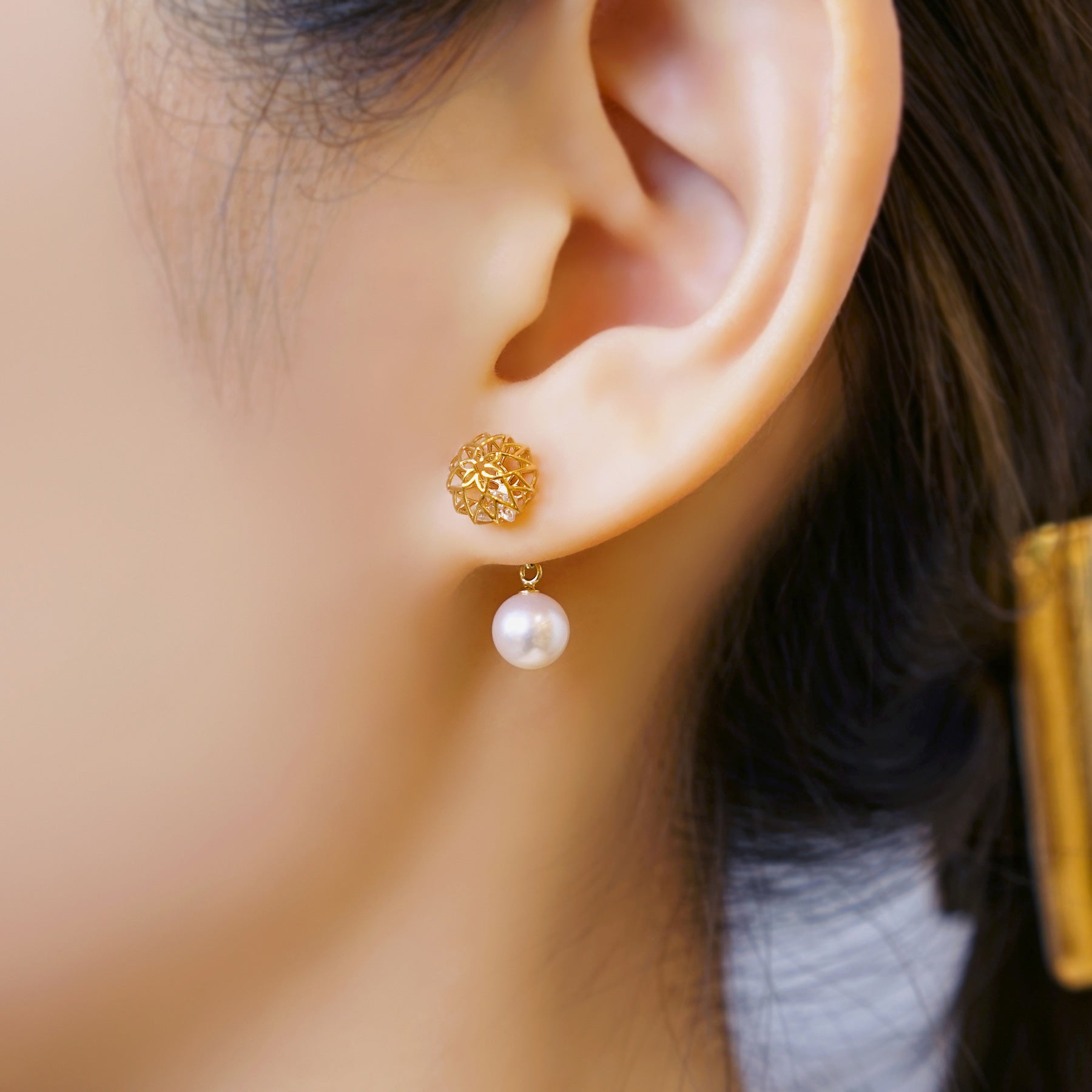 [Pannier] 18K/10K Yellow Gold Pearl Flower Shaped Earrings - Model Image