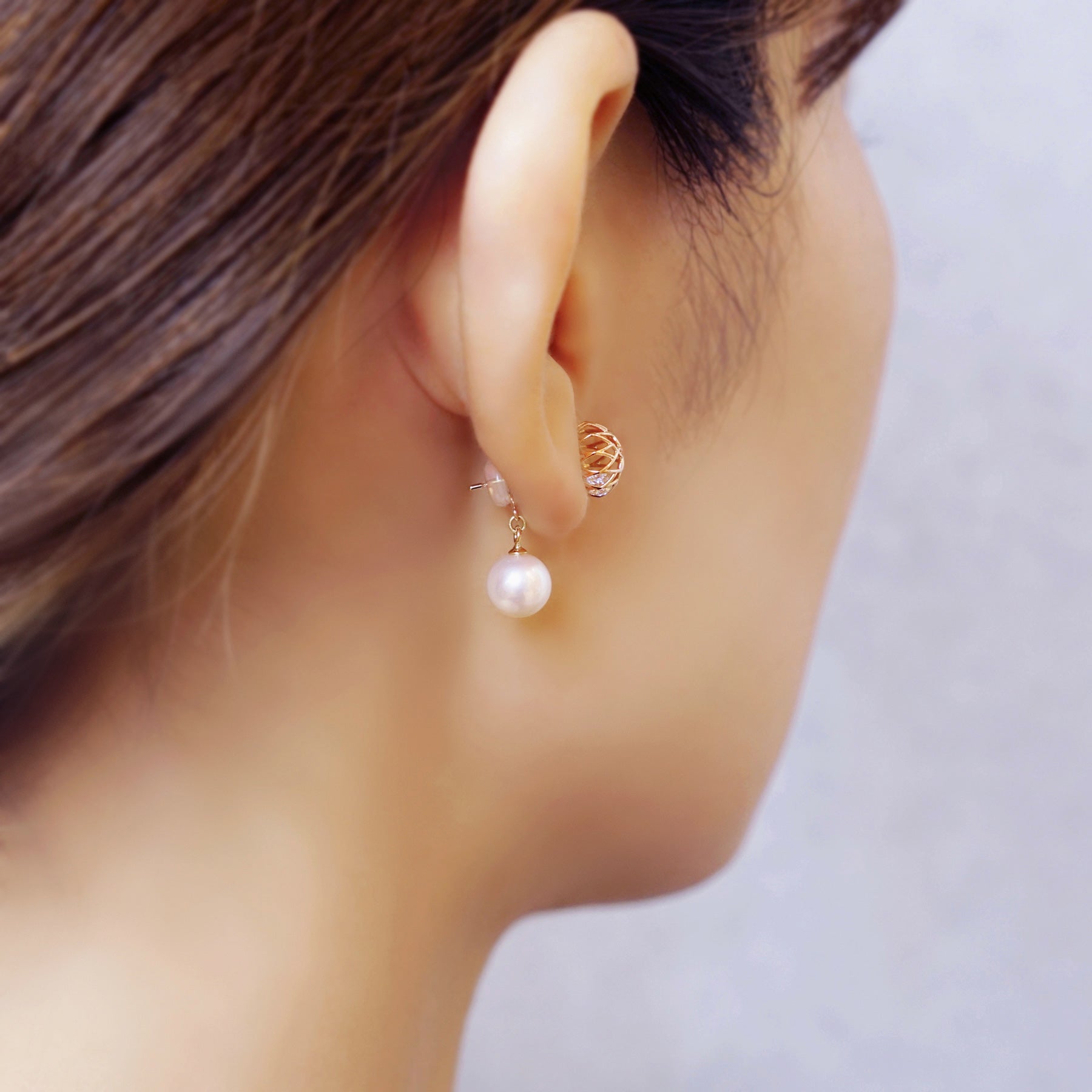 [Pannier] 18K/10K Yellow Gold Pearl Flower Shaped Earrings - Model Image
