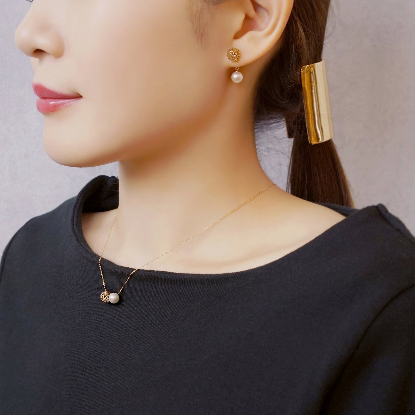 [Pannier] 18K/10K Yellow Gold Pearl Flower Shaped Earrings - Model Image
