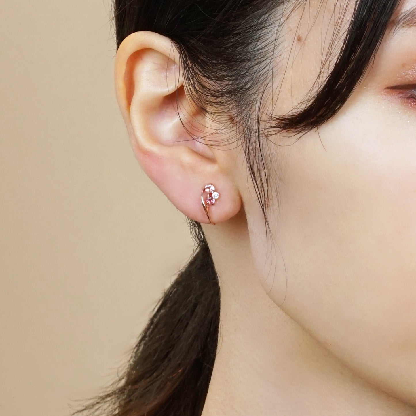 [Airy Clip-On Earrings] Pink Tourmaline Swinging Earrings (10K Rose Gold) - Model Image