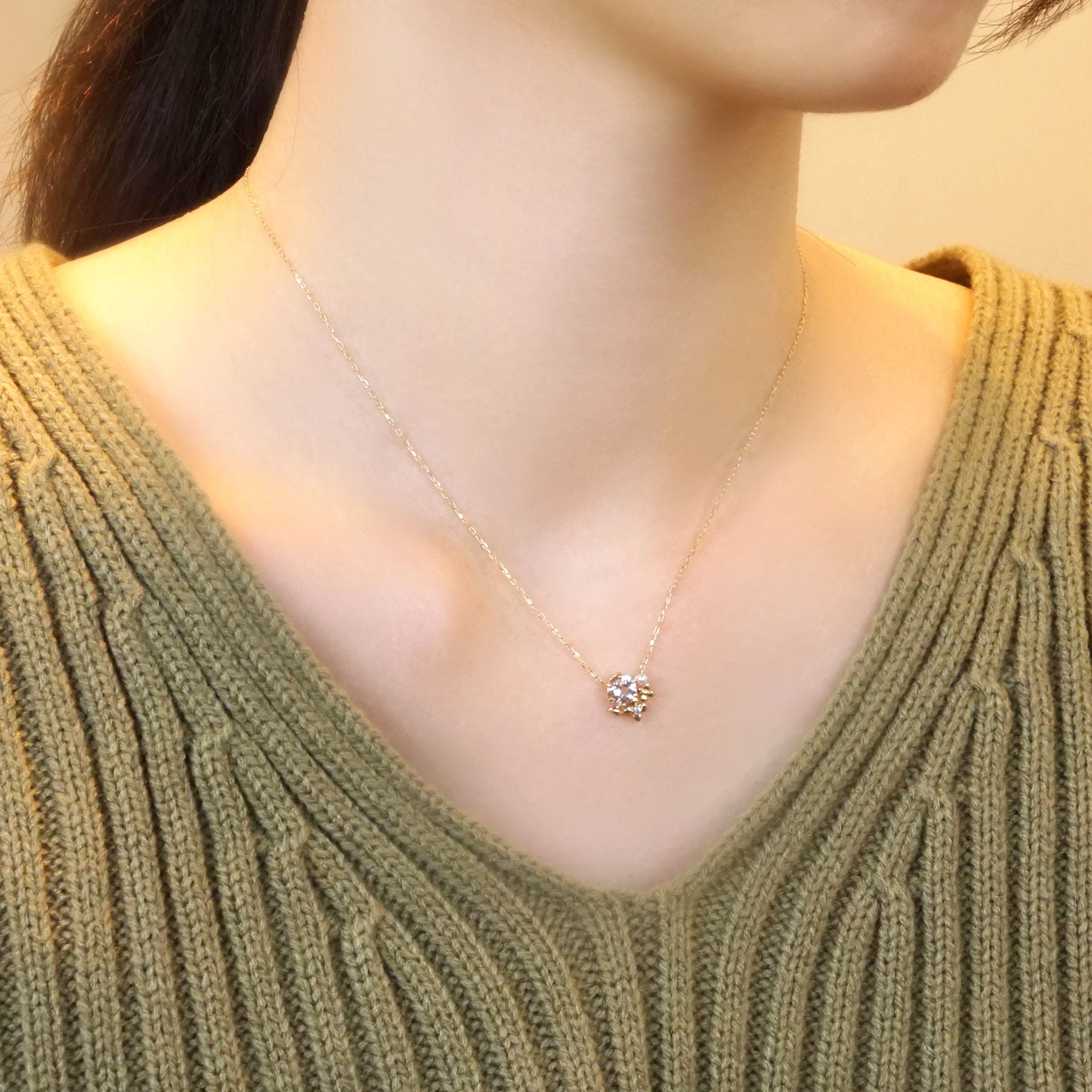 [Birth Flower Jewelry] June - Hydrangea Necklace (10K Yellow Gold) - Model Image