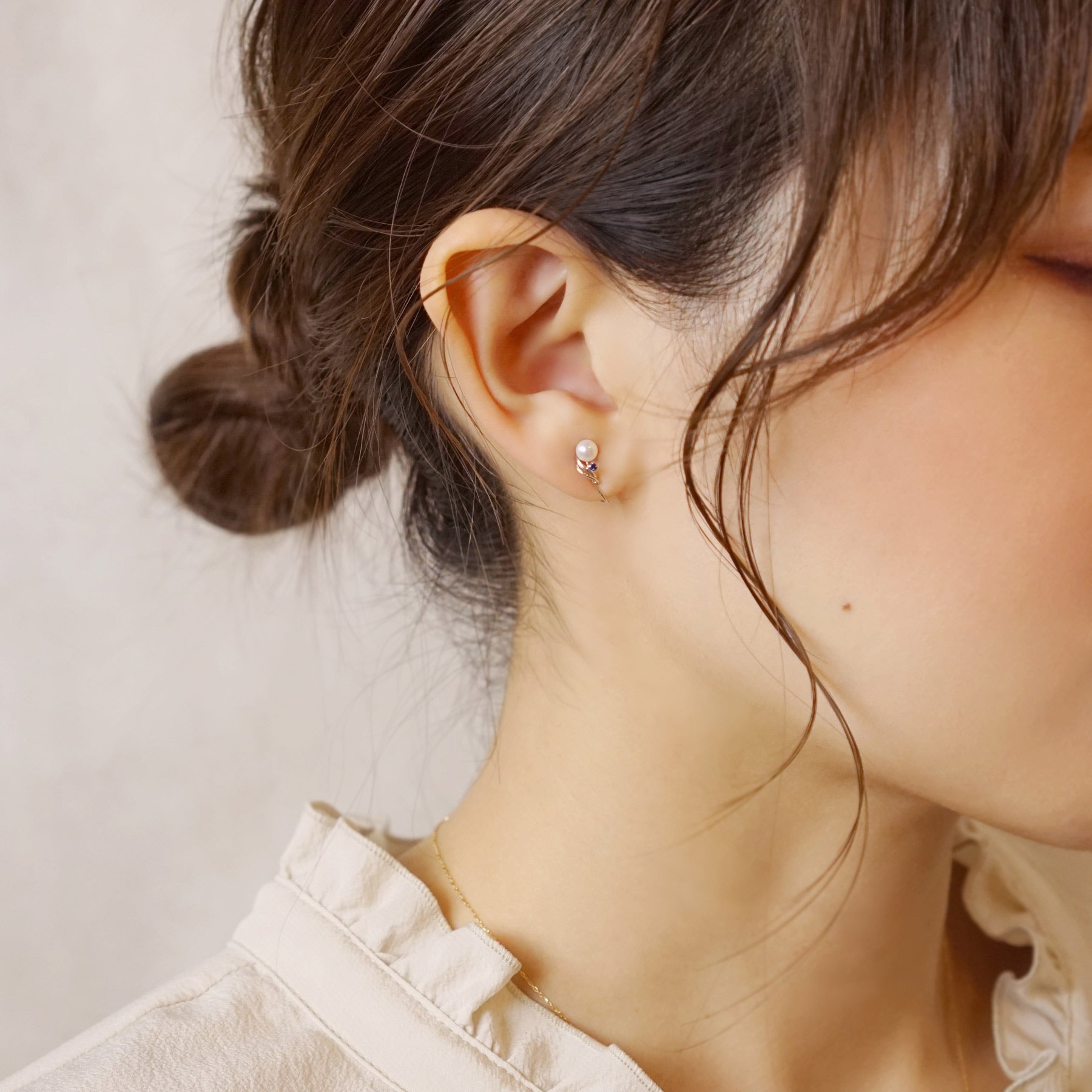 [Airy Clip-On Earrings] Sapphire Earrings (10K White Gold) - Model Image