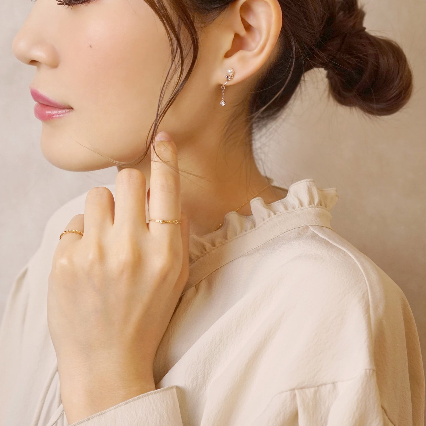 [Airy Clip-On Earrings] Sapphire Earrings (10K White Gold) - Model Image