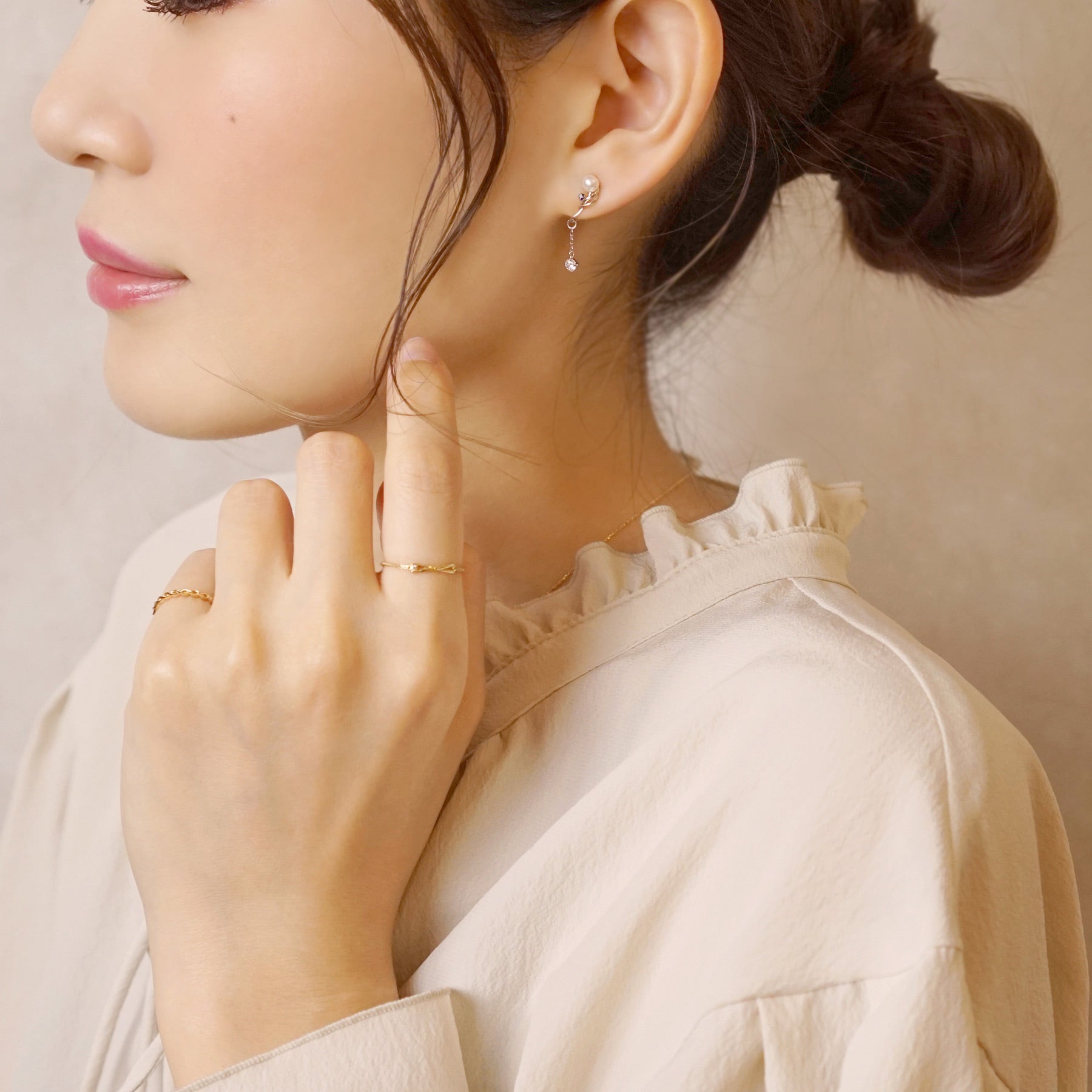 [Airy Clip-On Earrings] Sapphire Earrings (10K White Gold) - Model Image