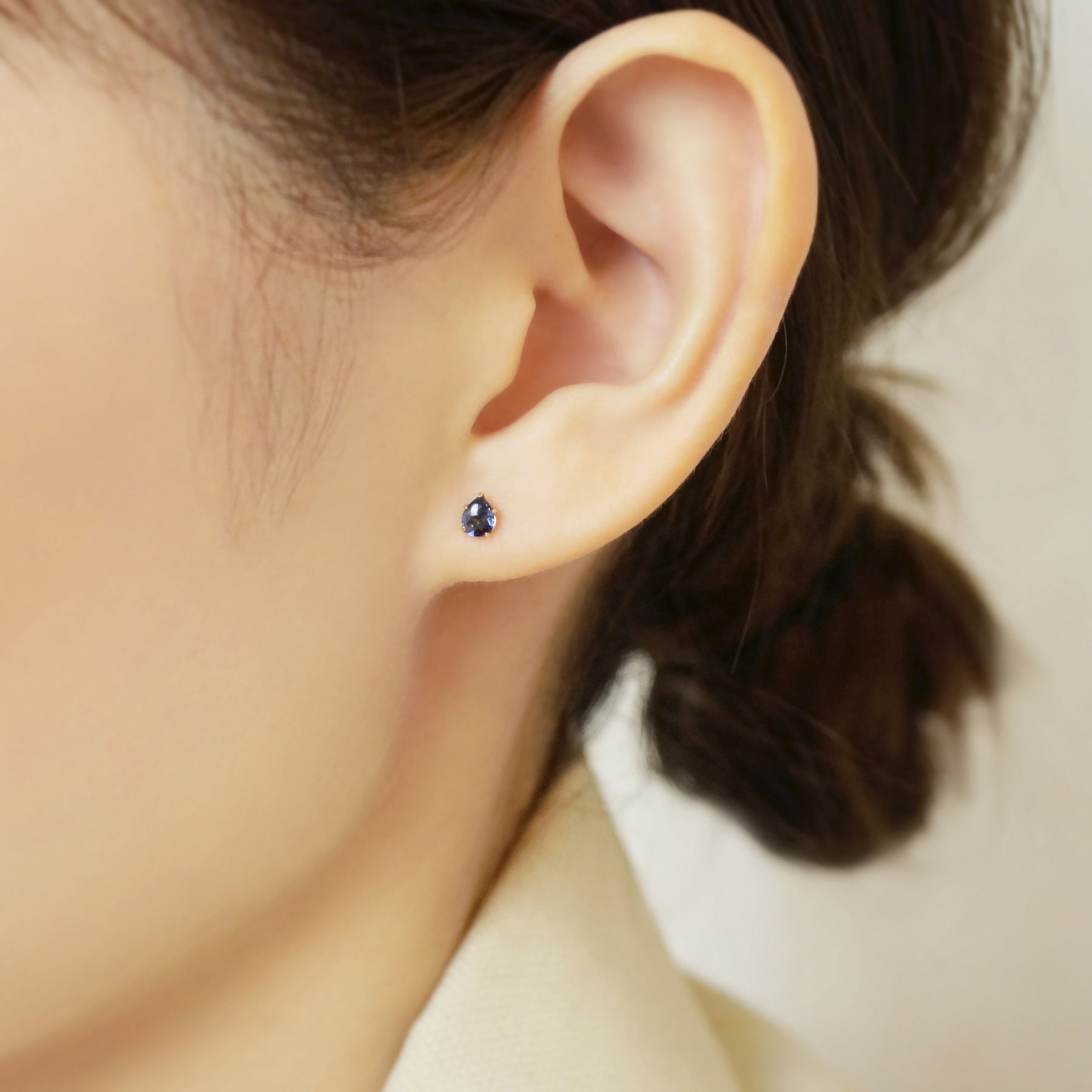 [Second Earrings] 18K Yellow Gold Iolite Drop Earrings - Model Image