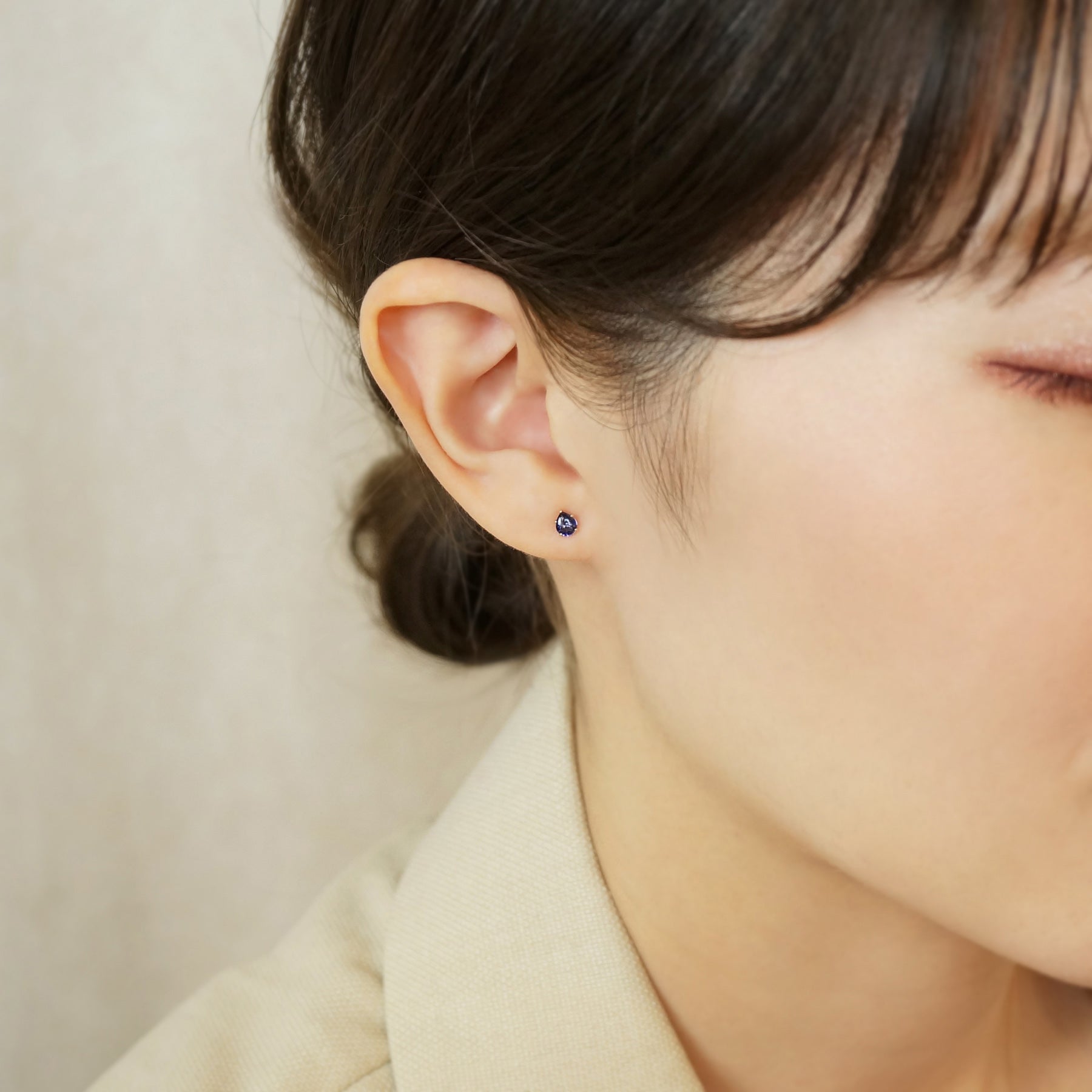 [Second Earrings] 18K Yellow Gold Iolite Drop Earrings - Model Image