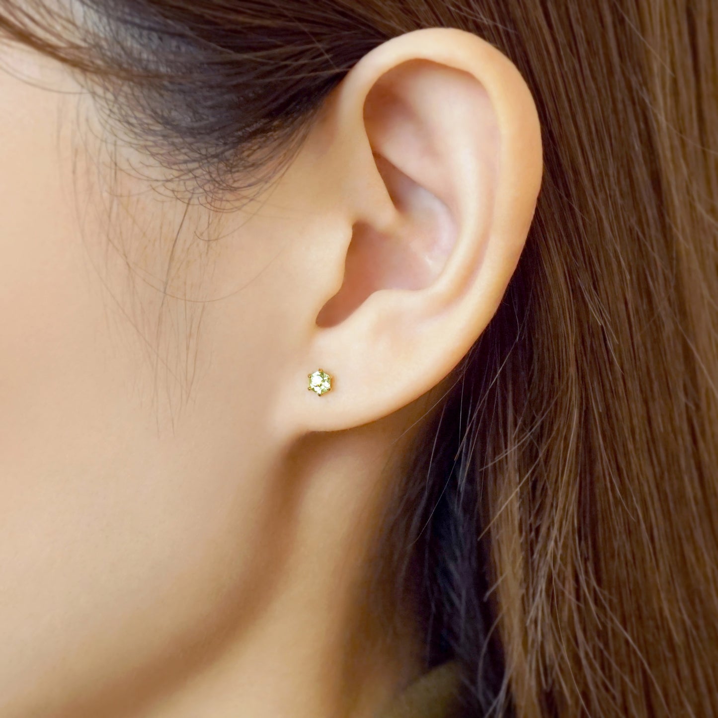 [Second Earrings] 18K Yellow Gold Peridot Rose Cut Earrings - Model Image