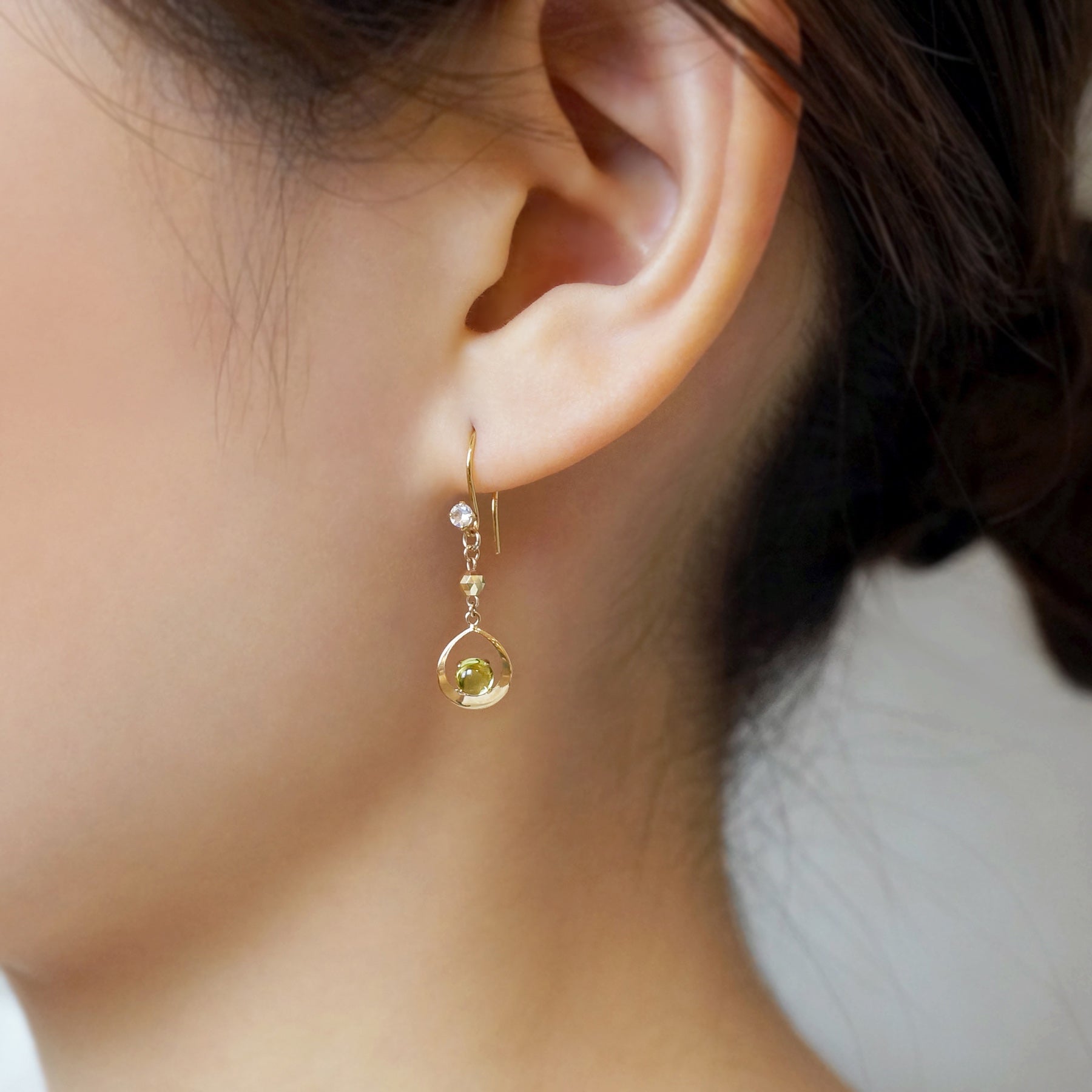 [Palette] 10K Yellow Gold Peridot Charms - Model Image