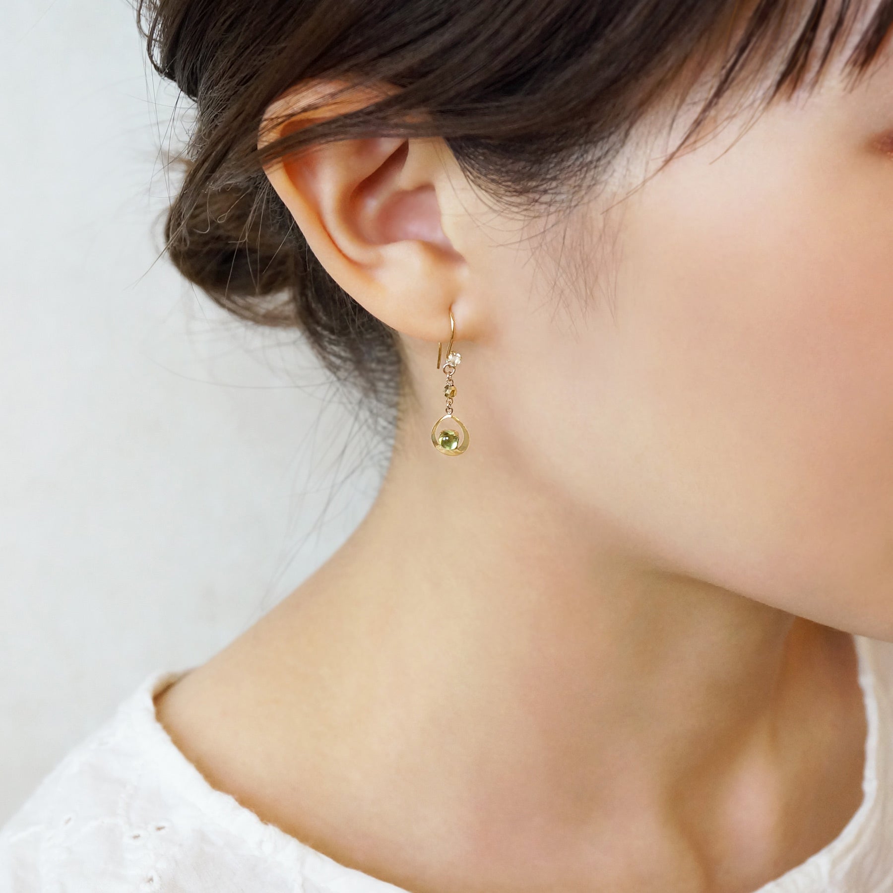 [Palette] 10K Yellow Gold Peridot Charms - Model Image