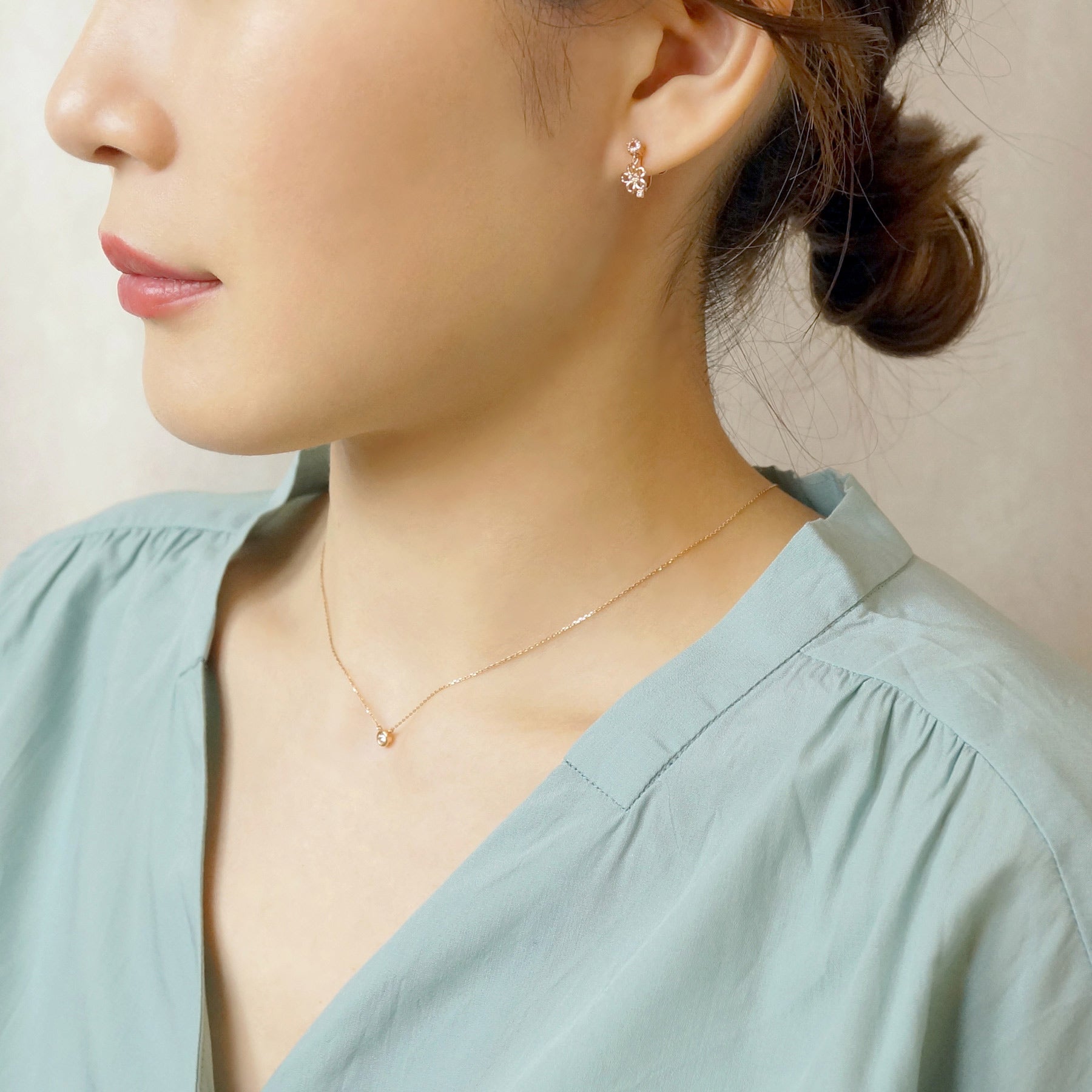 [Birth Flower Jewelry] April Cherry Blossoms Earrings - Model Image