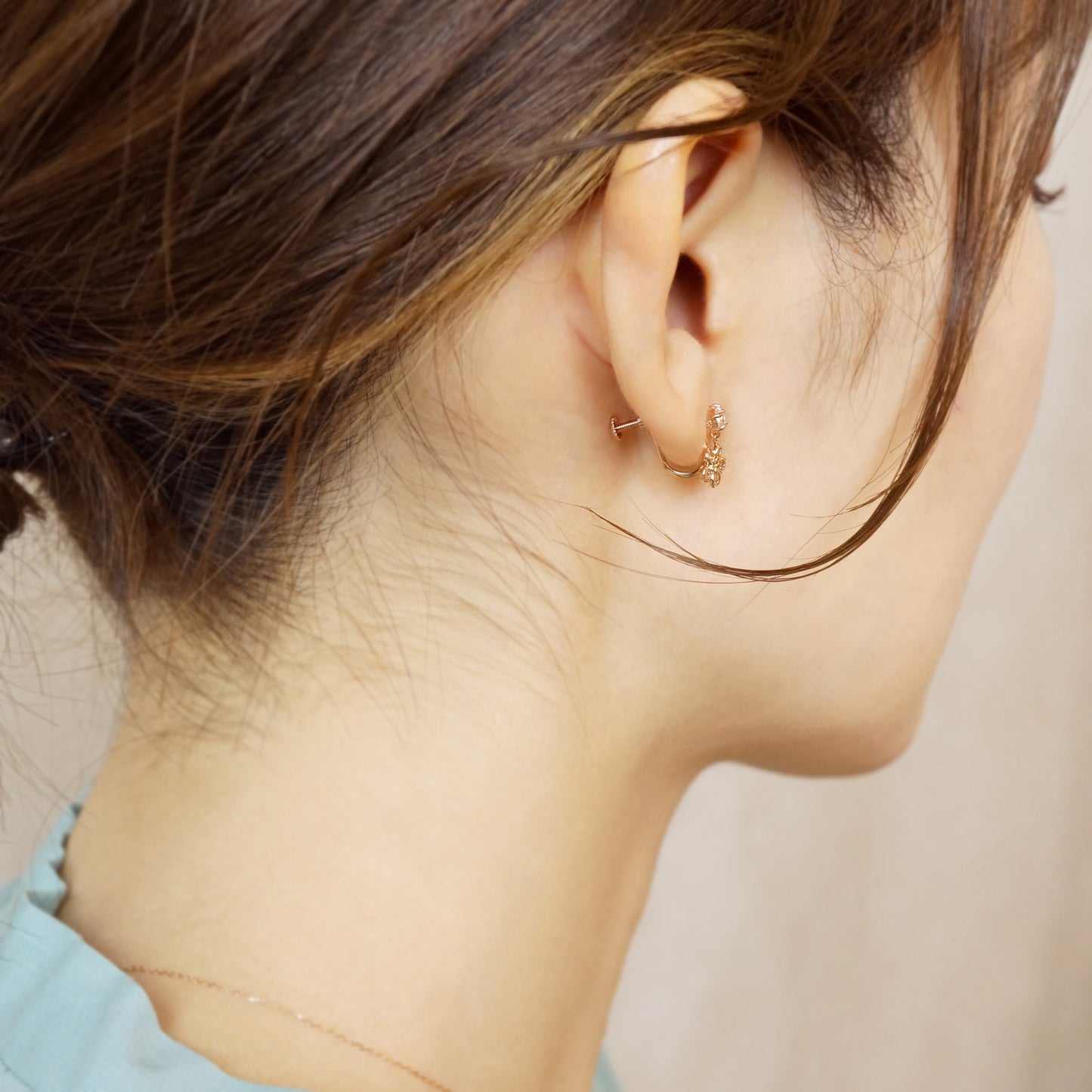 [Birth Flower Jewelry] April Cherry Blossoms Earrings - Model Image