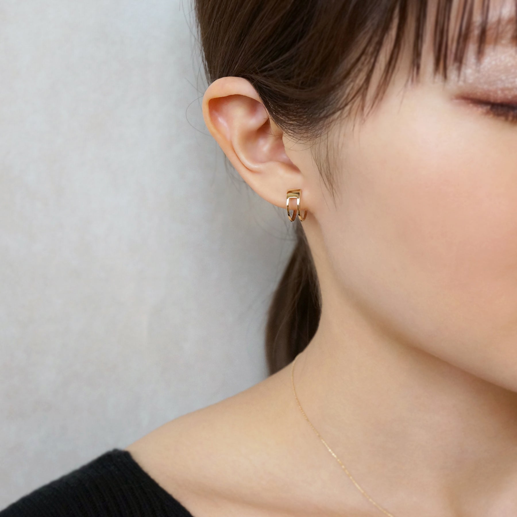18K/10K Yellow Gold Open Design Hoop Earrings - Model Image