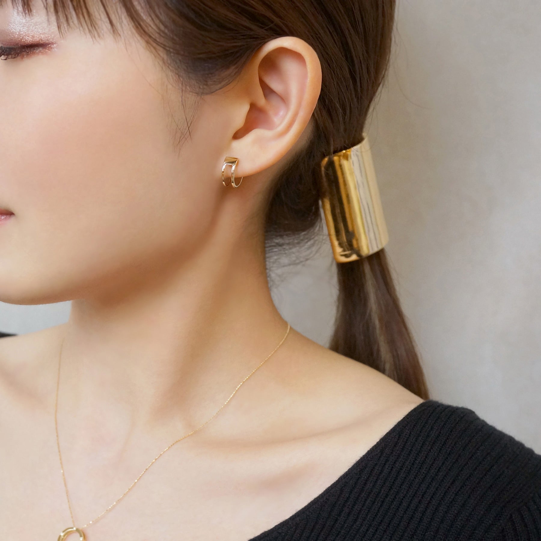 18K/10K Yellow Gold Open Design Hoop Earrings - Model Image
