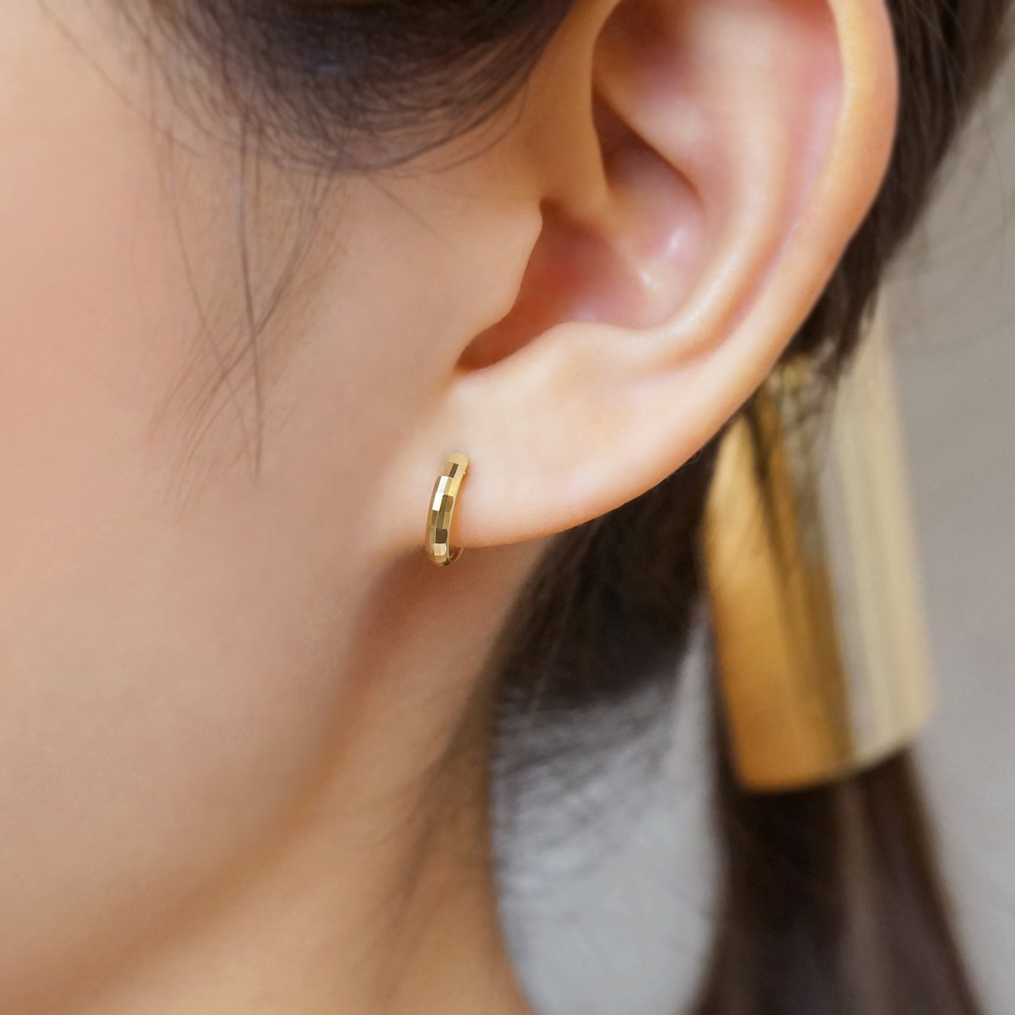 18K/10K Yellow Gold Mirror Cut Hoop Earrings - Model Image