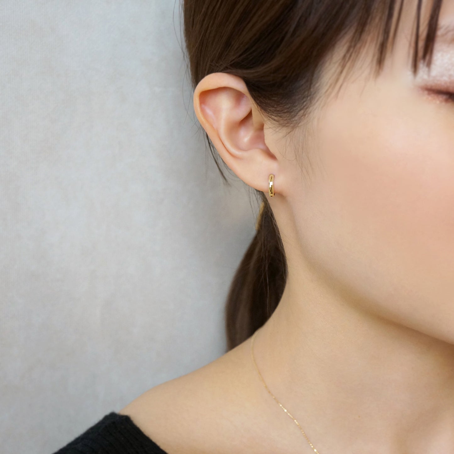 18K/10K Yellow Gold Mirror Cut Hoop Earrings - Model Image