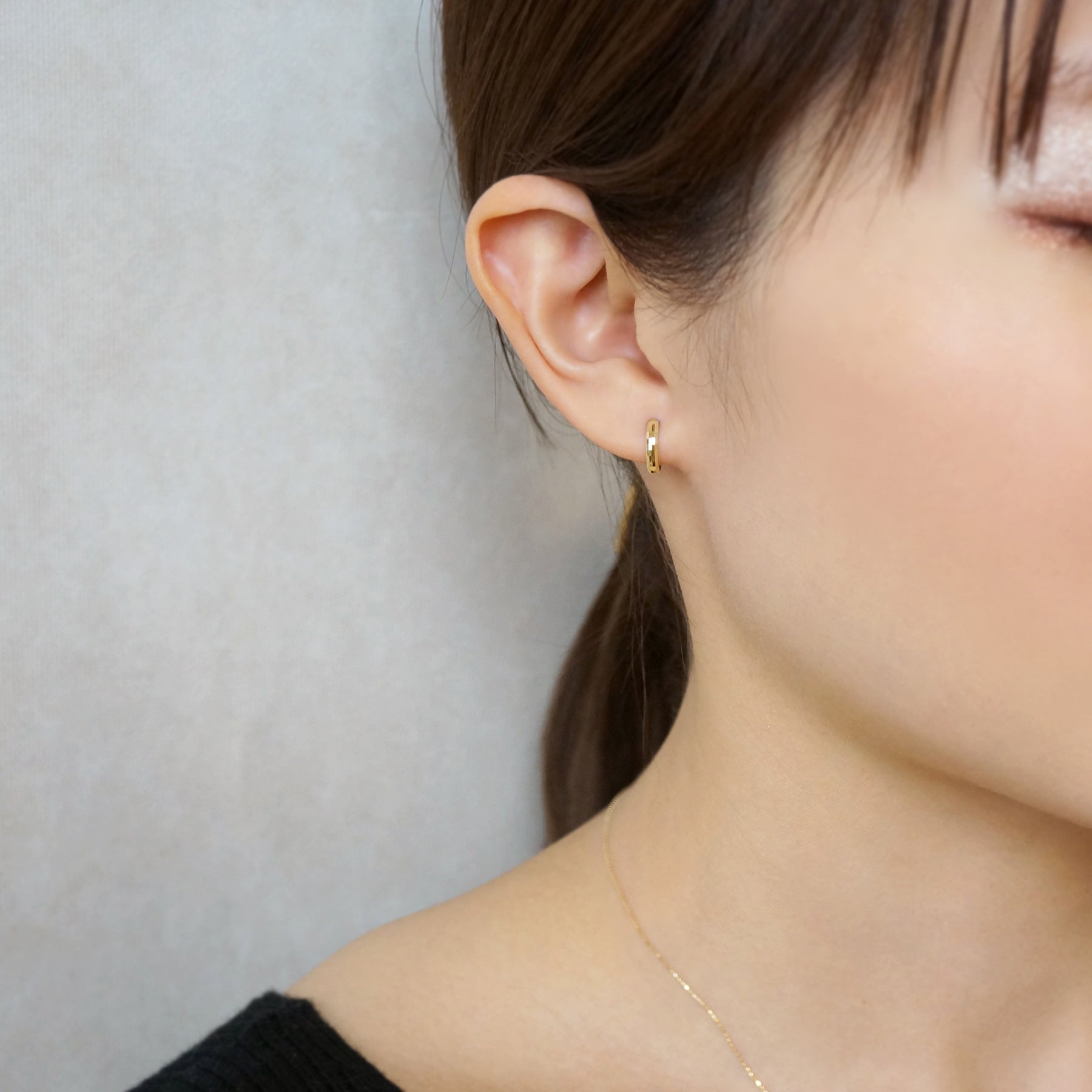 18K/10K Yellow Gold Mirror Cut Hoop Earrings - Model Image