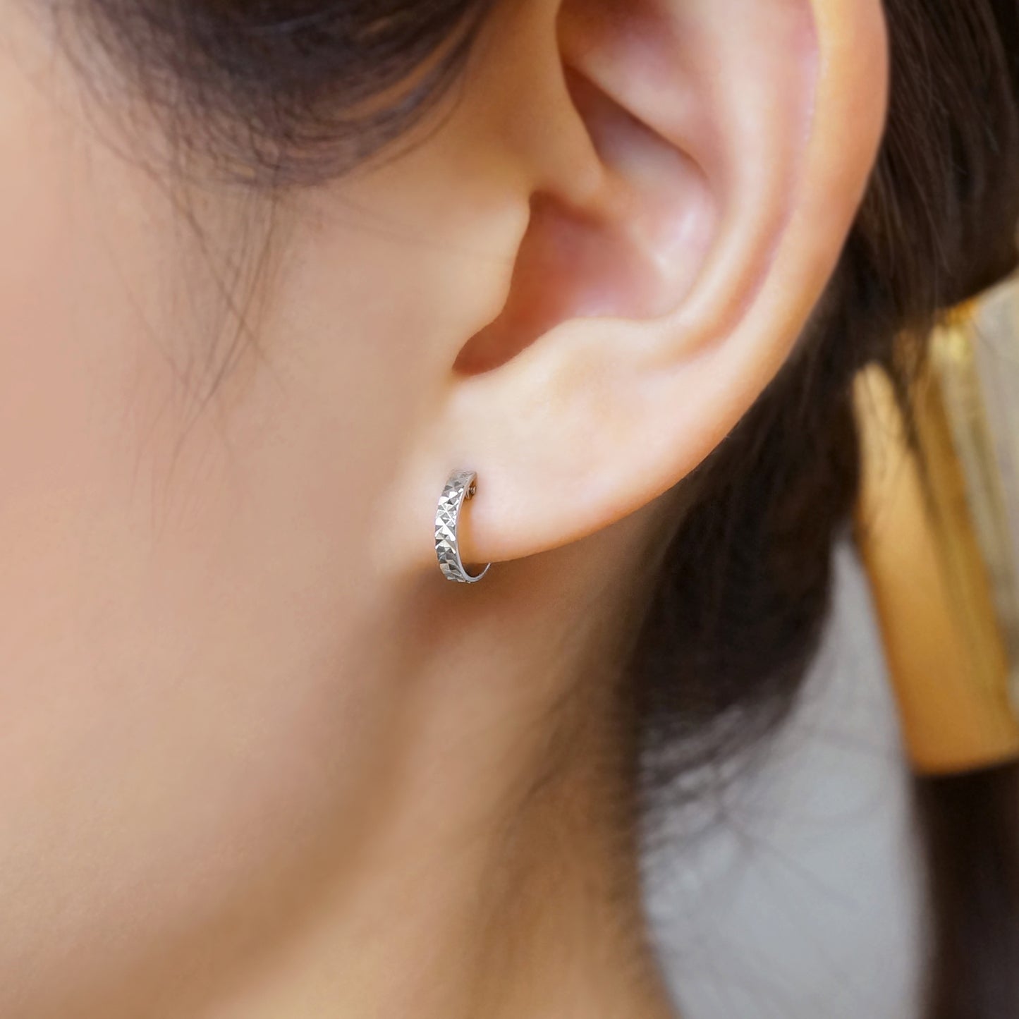 14K/10K White Gold Pyramid Cut Cut Hoop Earrings - Model Image