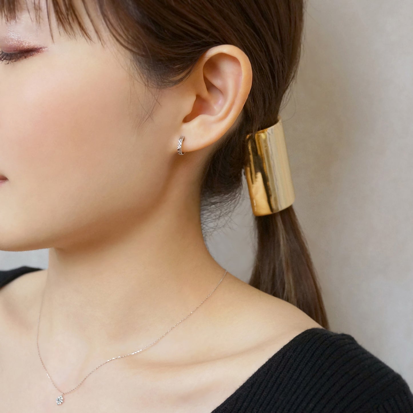 14K/10K White Gold Pyramid Cut Cut Hoop Earrings - Model Image