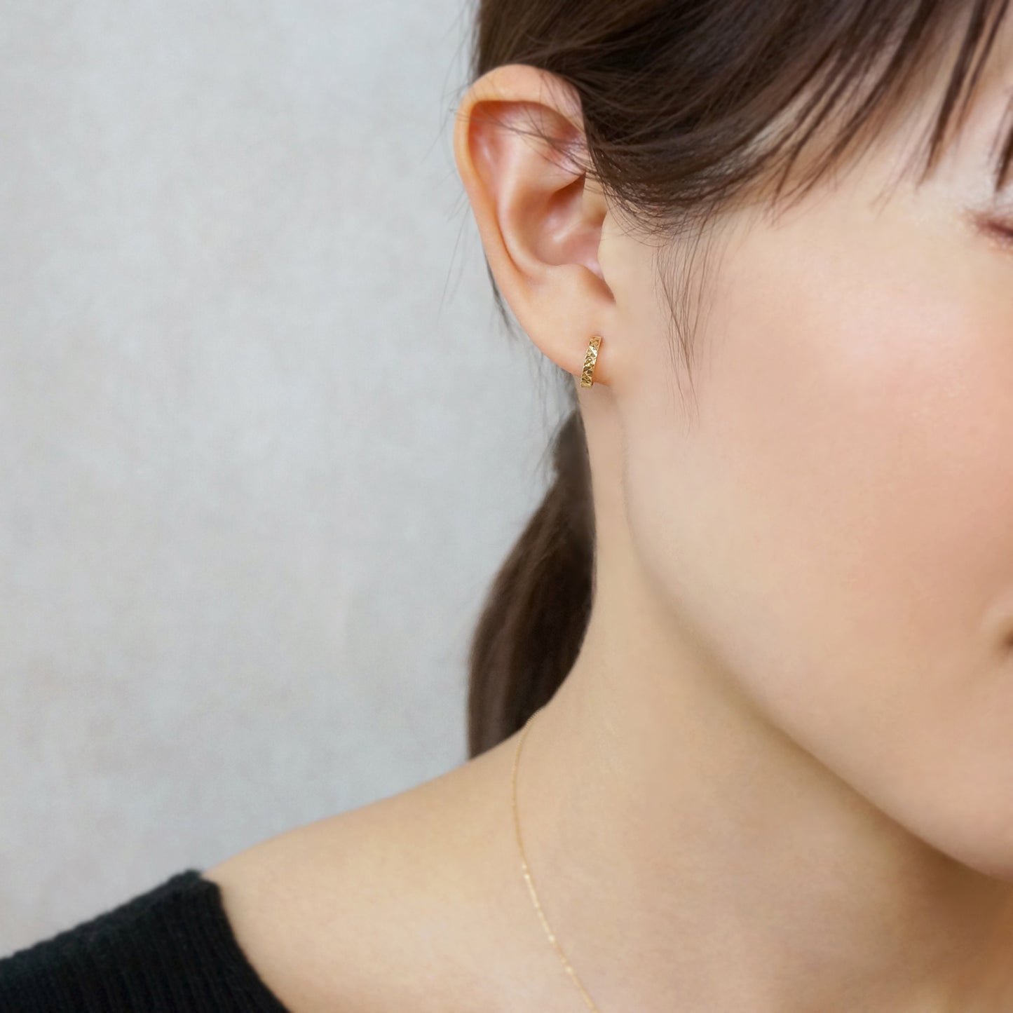 18K/10K Yellow Gold Pyramid Pattern Hoop Earrings - Model Image
