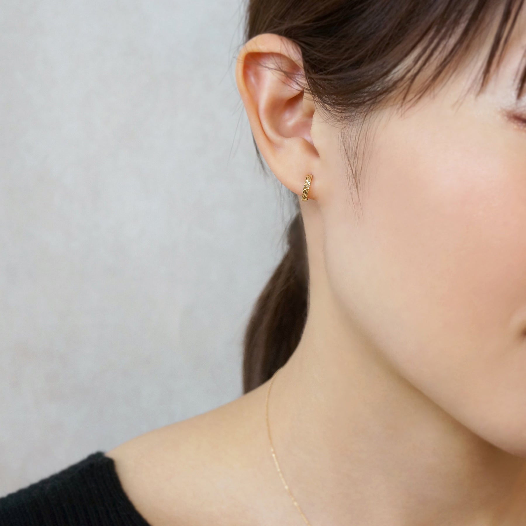 18K/10K Yellow Gold Pyramid Pattern Hoop Earrings - Model Image