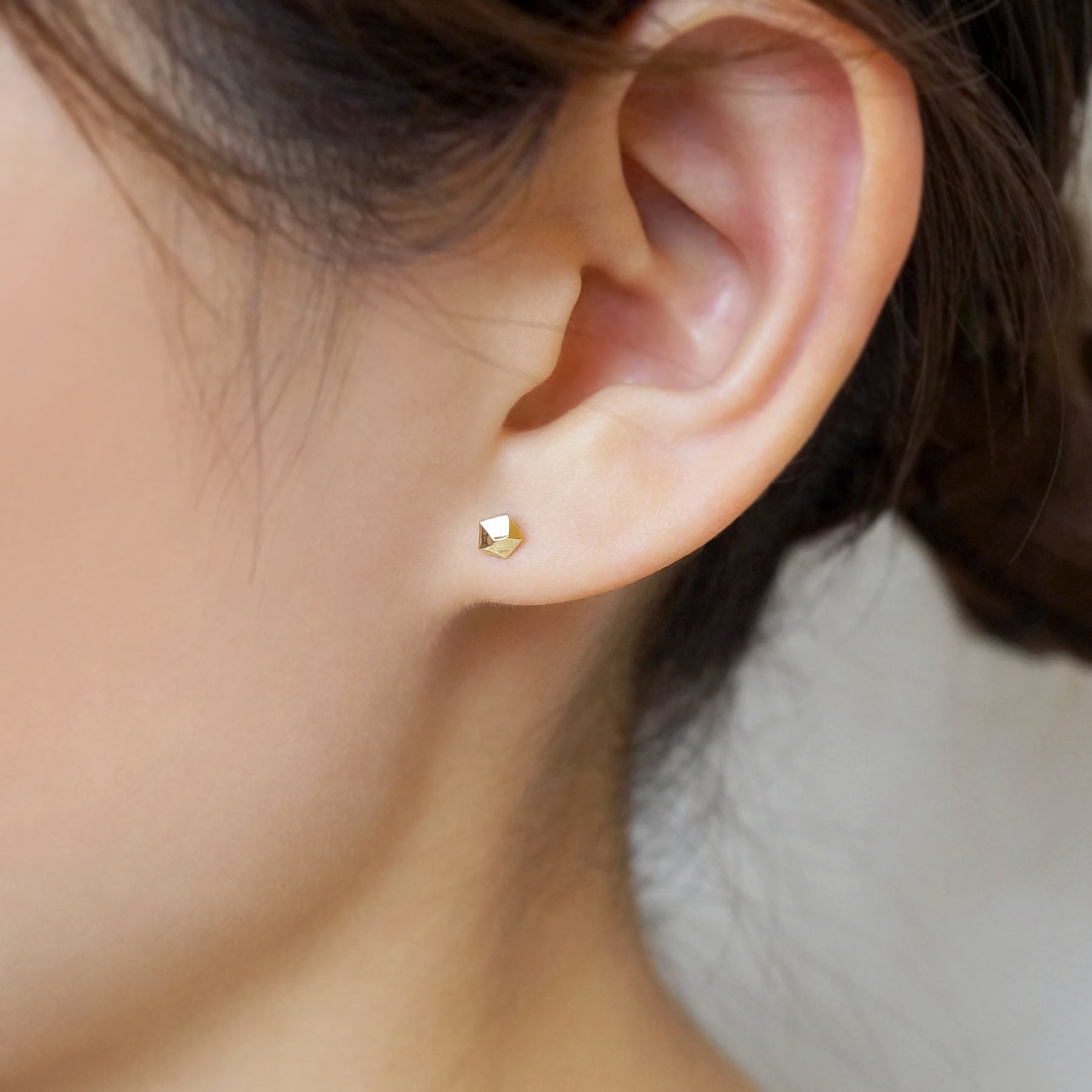 [Second Earrings] 18K Yellow Gold Pentagonal Single Earring - Model Image