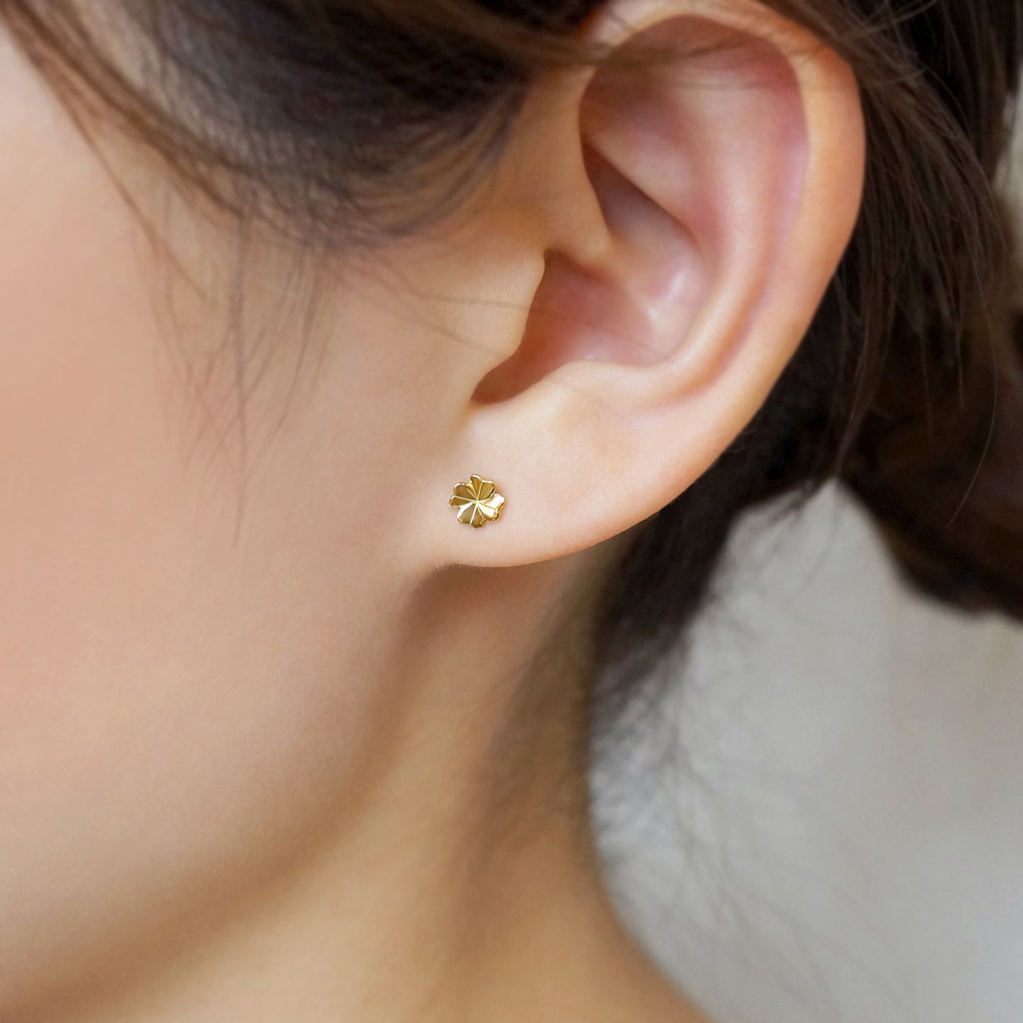 [Second Earrings] 18K Yellow Gold Clover Single Earring - Model Image